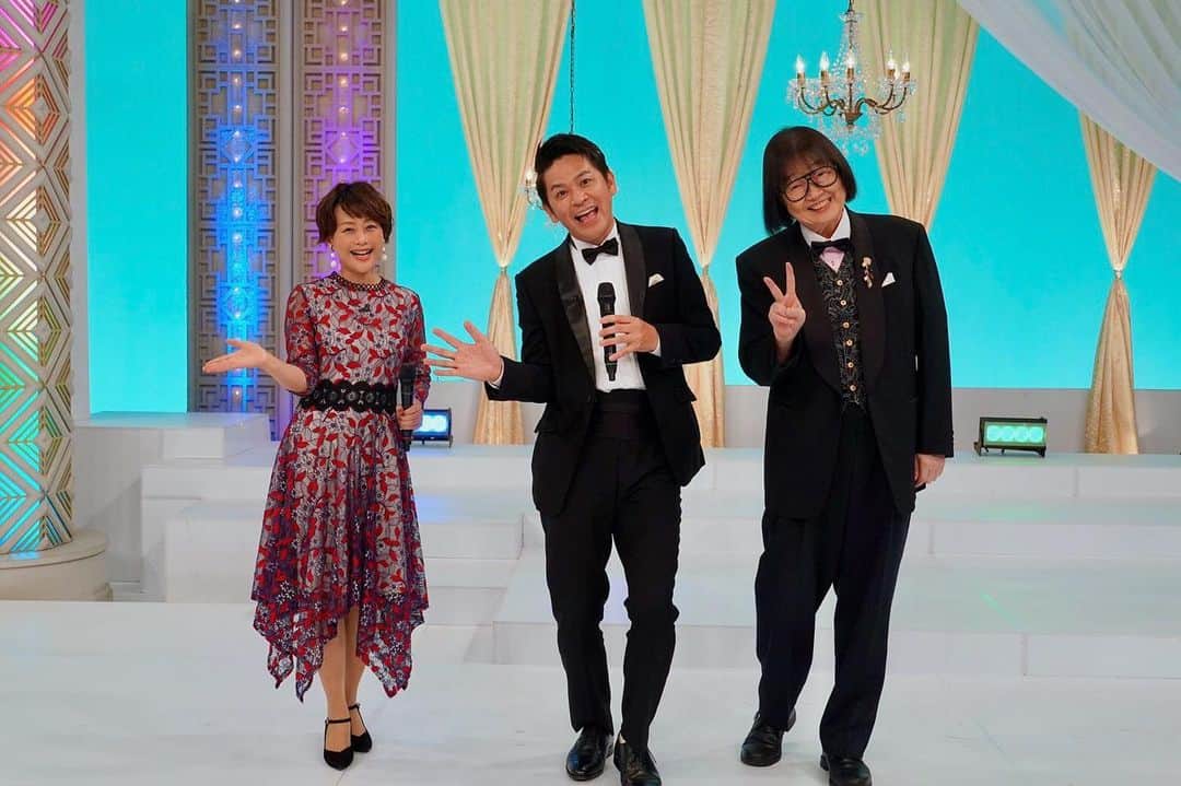 フジテレビアナウンサーのインスタグラム：「昭和歌謡スターが大集結！ 名曲が蘇る豪華ステージ！  『クイズ！脳ベルSHOW』特別編！ 昭和を彩った歌謡スターによる豪華音楽祭『脳ベルヒットスタジオスペシャル！』  今日8月28日(土)  17:00～18:55です。 （もうオンエア始まっています🙇‍♀️） よろしければ💁‍♀️ 一緒に歌ってください♪  #川野良子 #BSフジ #脳ベルSHOW」