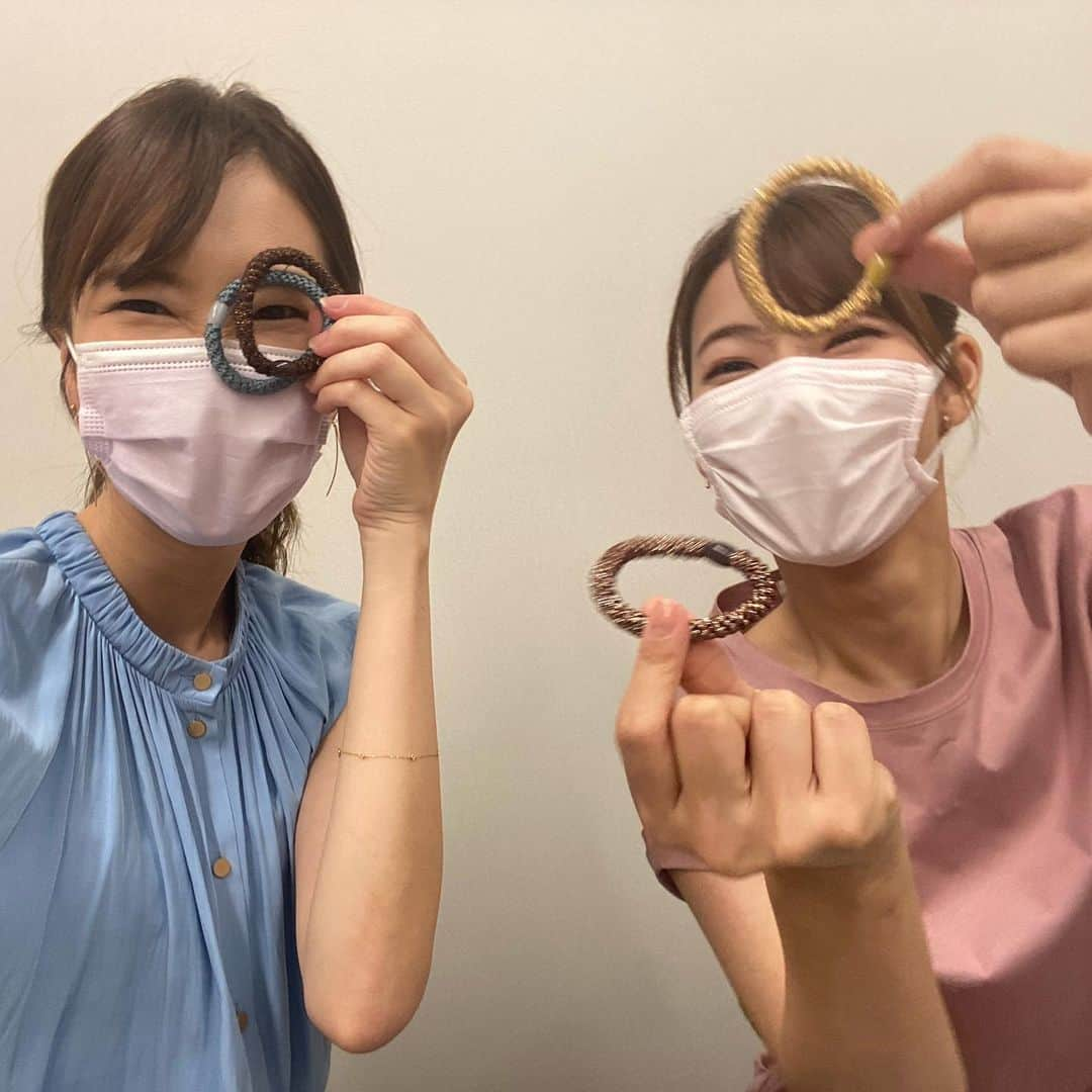 下村彩里さんのインスタグラム写真 - (下村彩里Instagram)「#髪ゴム がお揃いになりがちな私たち...🙋‍♀️ #安藤アナ　@momo_ando_ex   スポーツ担当の安藤アナは、 オリンピックパラリンピックの取材では、選手たちの金メダル🥇を願って、ゴールドが入った髪ゴムを 付けるようにしているんだとか🥰✨  私は取材現場に応じて 髪ゴムはなるべく落ち着いた色を使うよう心がけています☺️ . . . . #報道ステーション#テレビ朝日#テレビ朝日アナウンサー #入社2年目#安藤萌々#入社3年目#下村彩里 #お揃い#色違い#髪ゴム」8月28日 18時00分 - sairi.shimomura_ex