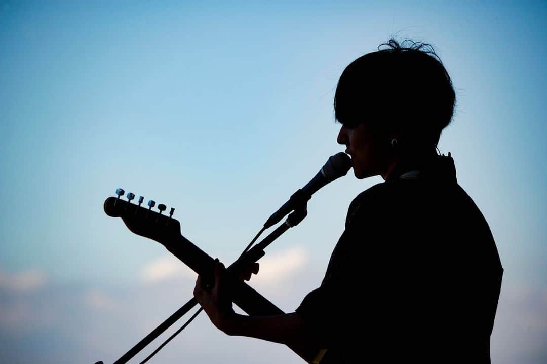 石原慎也のインスタグラム：「2021.08.28(sat) RUSHBALL2021  毎年出演させて頂いてますが 僕らにとって、ラシュボがあるから夏を感じる事が出来てる。 大袈裟に聞こえるかもしれないけど海も川も花火も祭りも行けなくなった今。そのひとつに〝ラシュボ〟が絶対含まれてる。もちろん他にもフェスは出させてもらっているけど僕らを最初の頃から今までずっと応援してくれてるのは間違いなくRUSHBALLだ。 毎年ありがとうございます。  #RUSHBALL2021 #RB2021  photo by @ninjajon ♡」