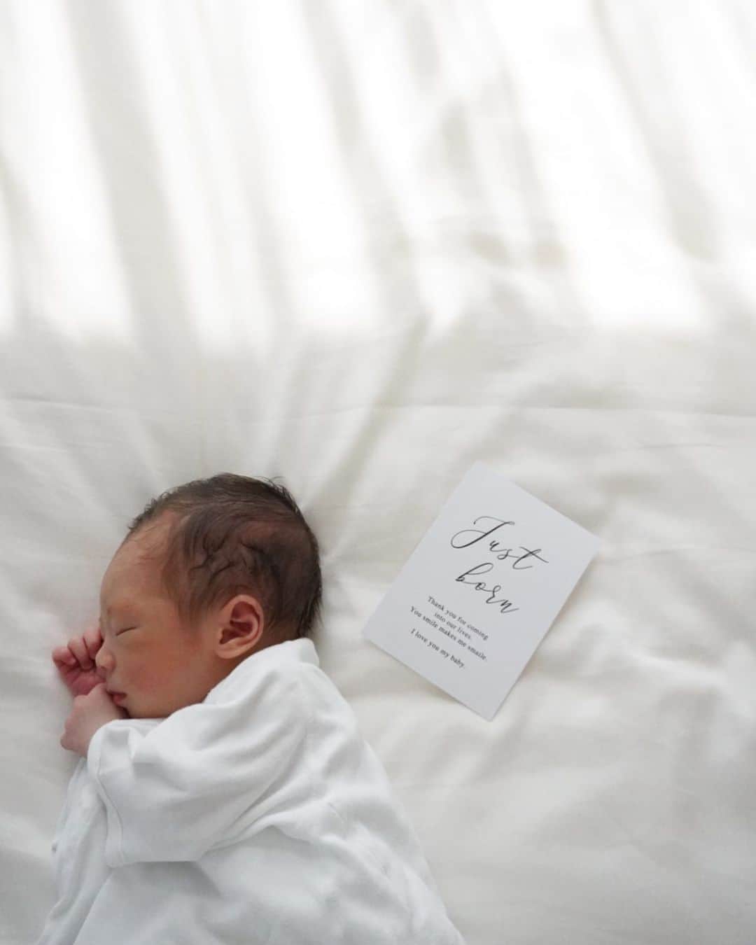 王子咲希(saki ouji)さんのインスタグラム写真 - (王子咲希(saki ouji)Instagram)「.  この度、第一子となる男の子を 無事に出産致しました事をご報告させて頂きます。 母子ともに健康です✨  無事にこの日を迎える事ができ幸せです😌 産まれてきてくれてほんとにありがとう💕  1人増えた我が家をこれからも宜しくお願いします👶🏻🐶  #welcomebaby #hellobaby #newborn #justborn  #出産報告　 #출산#임산부#아기」8月28日 18時12分 - sakiouji