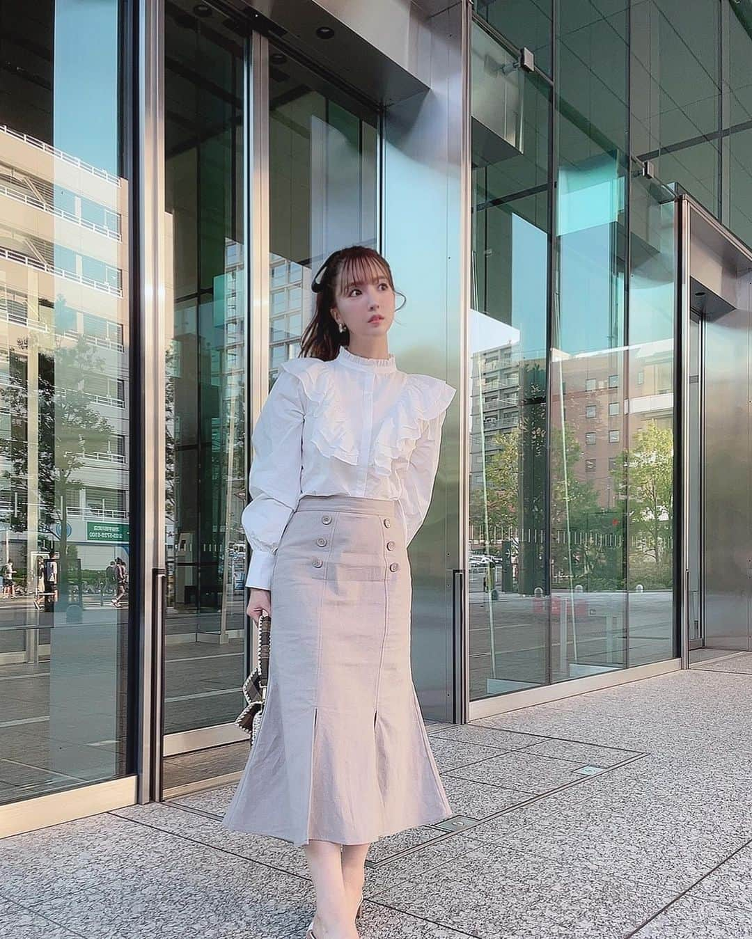 三上悠亜さんのインスタグラム写真 - (三上悠亜Instagram)「今日のこーで☁️  今日も暑かったね🥺 でも秋先取りでブラウス着たの🤍  袖が長めでふんわりしててかわいすぎる😽 マーメードスカートとの合わせも スッキリして見えるし良き💐」8月28日 18時46分 - yua_mikami