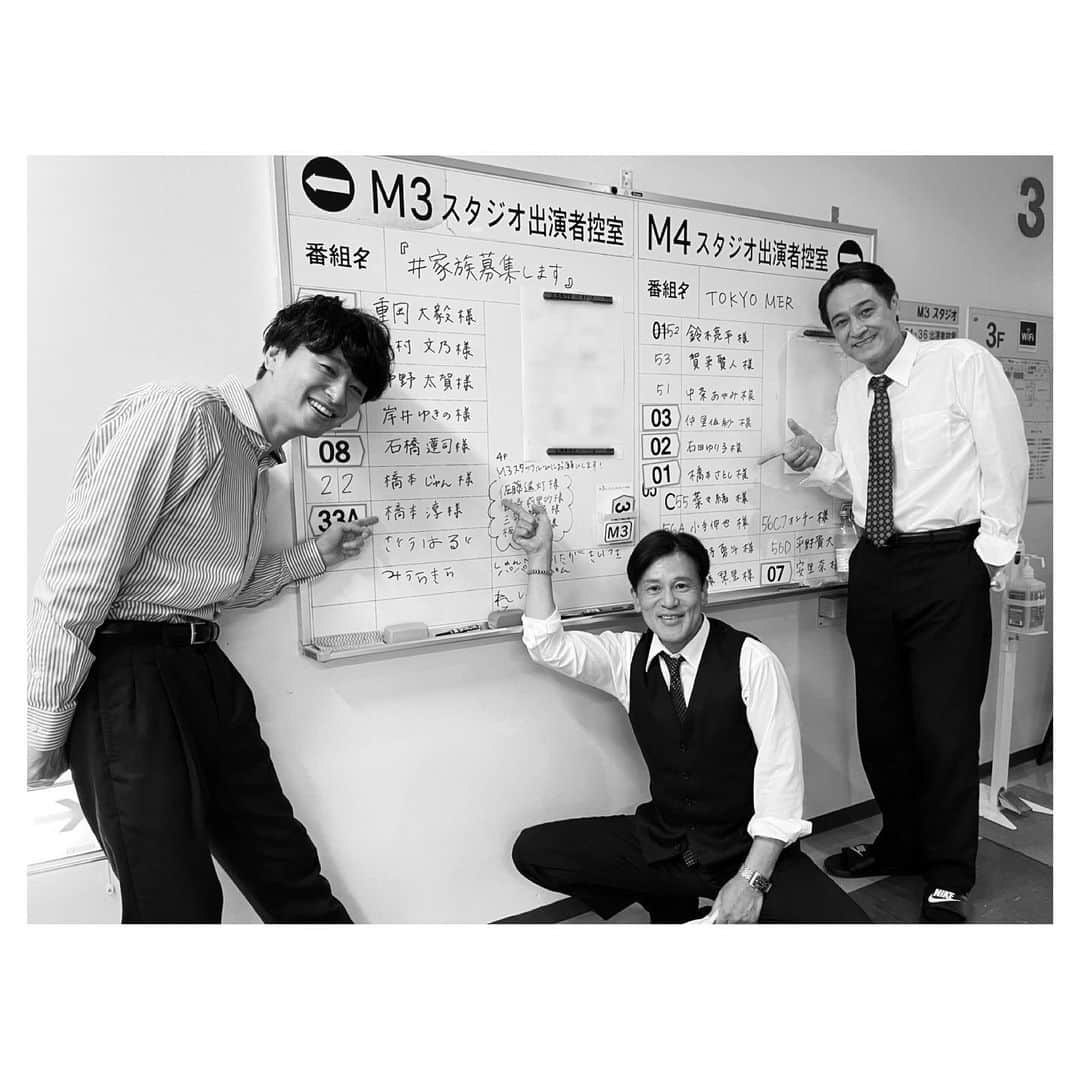 橋本淳のインスタグラム：「. TBS「#家族募集します」で共演中の "橋本じゅん"さんと  お隣のスタジオで撮影していた TBS「TOKYO MER」にご出演中の "橋本さとし"さんとの  スリーショット📷  ようやく橋本トリオが揃い踏み。 さとしさんとは、今年の秋からの舞台 PARCO「ザ ・ドクター」で共演致します。  昔から、じゅんさんと 橋本ばかりを集めてなんかやりたいなぁと 話していたので、念願の第一歩。 そして毎度、 「淳も、平仮名にしいや。あつしって」 と、言われるのです。  『#家族募集します』 📺次回、第６話は9/3(金)22:00〜放送です📺 . . . #家族募集します  #TOKYOMER #橋本じゅん さん #橋本さとし さん #橋本あつし #橋本トリオ」