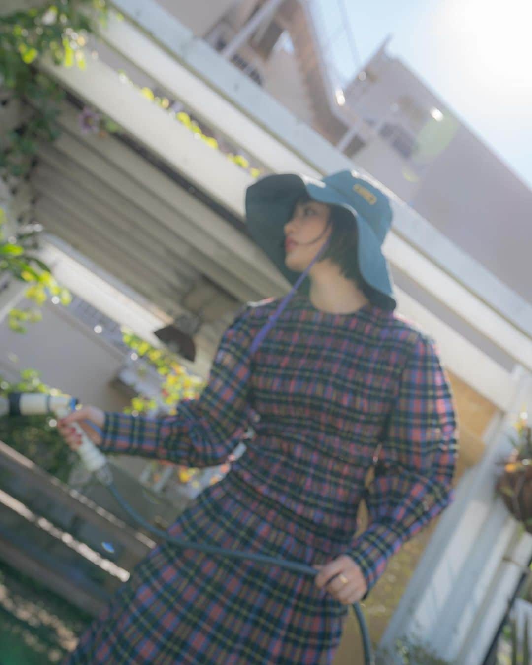 渡邉香織のインスタグラム：「暑いのでまーだ水まいてます💦  @ganni   @zozotown @zozovilla_official  📸 @fjt_ksk  💄 @ayasumimoto」