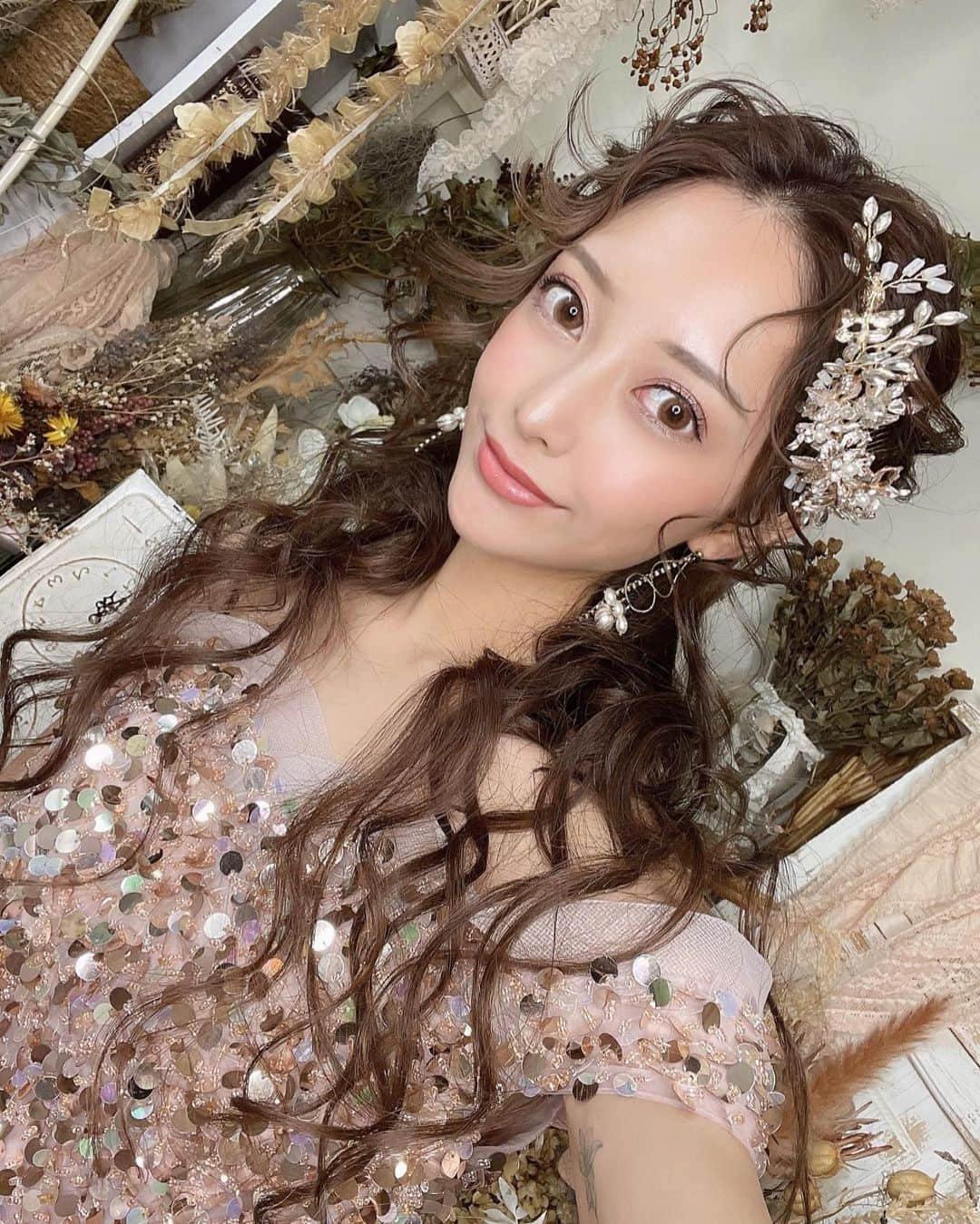 橋本恵里花さんのインスタグラム写真 - (橋本恵里花Instagram)「・ ・ 黄ばみとって安定の大人ブラウンカラー にしてもらったよ🤎🐻🤎🐻🤎🐻🤎 @hirostagramuuu @ankhcross_chihiro  にお願いするとめっちゃ良いカラーになる から最強です✨ありがとうございます！🌈 本当に上手だから理想のカラーにしたい方は 是非ひろきさんとちひろさんにお願いして🤪笑！ ・ ちなみにエクステは毎回60本です💇🏻‍♀️💭 ・ #アンククロス #ヘアカラー #ブラウンカラー #ヘアスタイル #ヘアセット #ヘアアレンジ #ハーフアップ #ダークブラウン #巻き髪」8月28日 19時48分 - erk_hsmt28