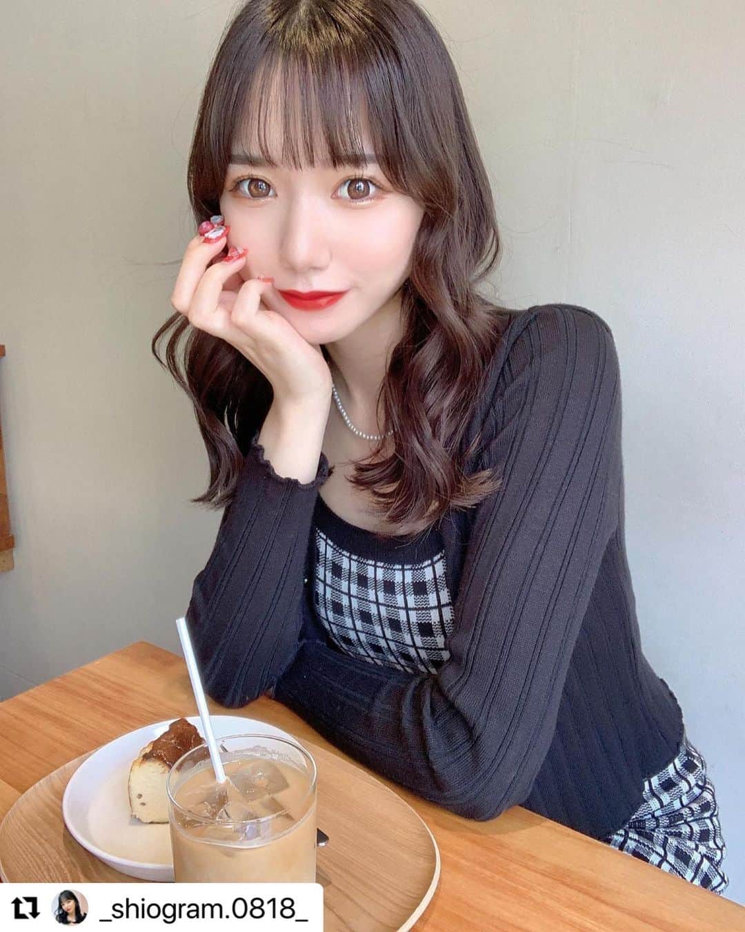 のインスタグラム：「@_shiogram.0818_  ・・・ 名古屋のおしゃカフェに行きました☕️  #偶像 #拍攝 #寫真 #自拍 #ไอดอล #प्रतिमा #followｍe #follow4like #likeforlike #f4f #likeforfollow #名古屋カフェ #大須カフェ #カフェ巡り #おしゃカフェ #japanesegirl #akiba #japan #tokyo #kawaii #kawaiigirl #idol #japaneseidol  #アイドル #셀피 #셀카  #패션 #메이크 #아이돌 #팔로우미」