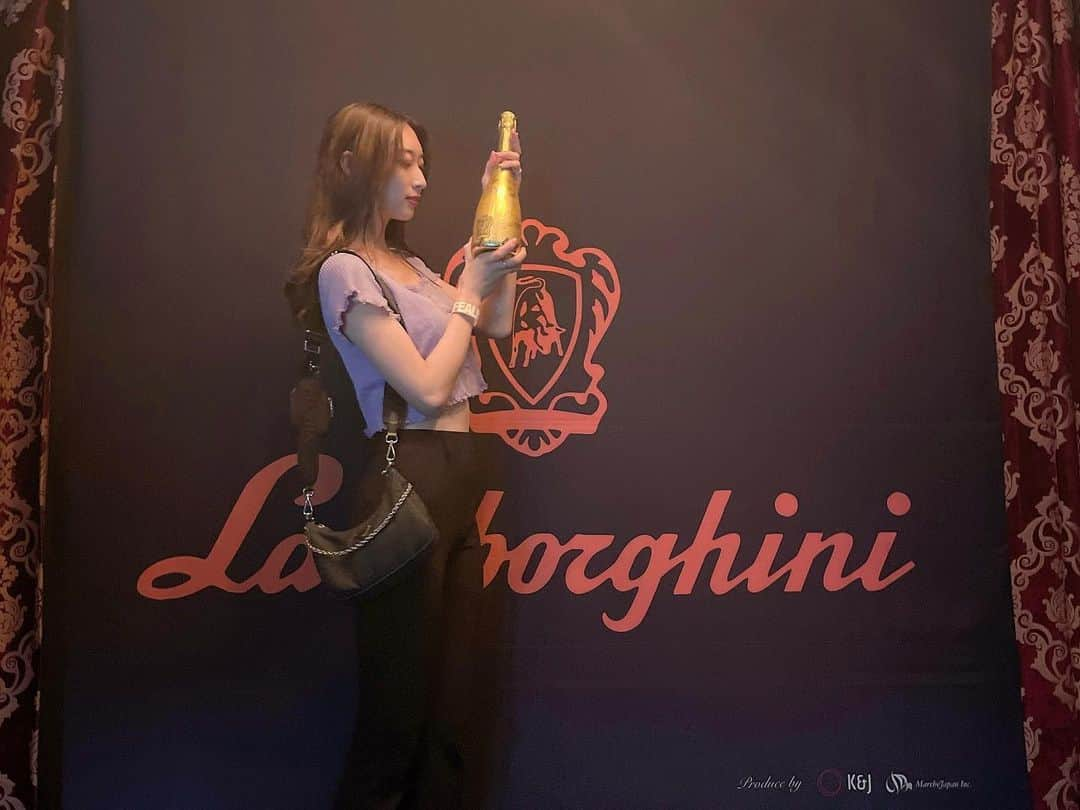 瀬名ひなのさんのインスタグラム写真 - (瀬名ひなのInstagram)「swipe→→  感染症対策バッチリで Lamborghini Wine Night🥂 西麻布のALIFEさんにて開かれたイベントに インフルエンサーとしてご紹介していただきました🥳  普段はあんまりクラブとか行かないし マスクを終始つけてのイベントは なんだか新鮮だったけど、楽しかったです😷💗 (写真の時だけ外してます✌️)  招待ありがとうございました☺️  #lamborghini #lamborghiniwine #alifetokyo」8月28日 20時02分 - hinan0n