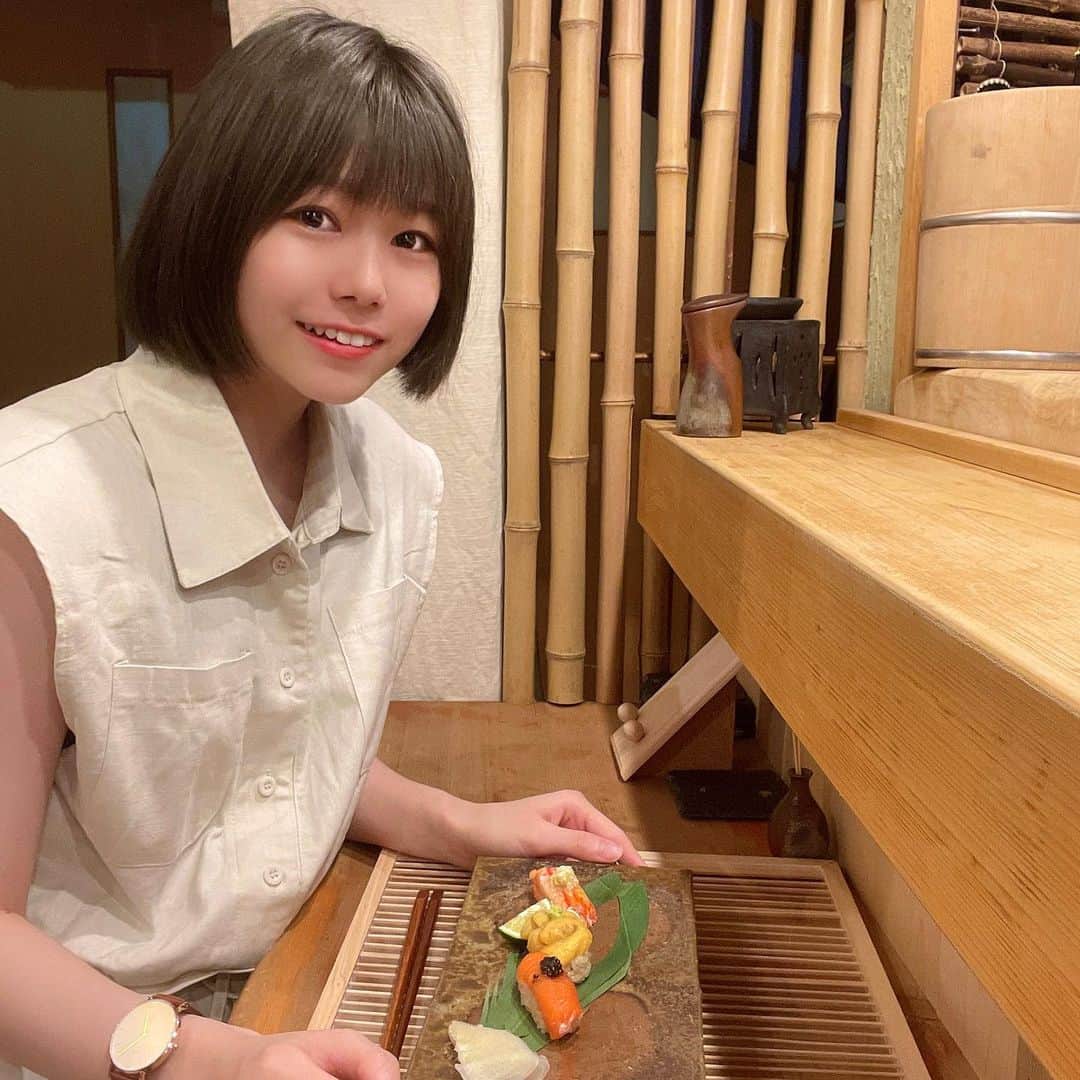 ゆーりさんのインスタグラム写真 - (ゆーりInstagram)「YouTube7万人㊗️🎉 ･ ･ 夏休み終わるまでに行きたいと思ってたから達成出来てめっちゃ嬉しいー！ 見てくれてありがとう！！！ ･ ･ ･ 今日はお父さんと1日過ごしたよー👦🏻 めちゃくちゃ美味しいお寿司🍣行った！！ @susi_takano フルコース食べたの！ 食べた中からゆーりのお気に入りのネタシェアしちゃうよぉ！ 良いでしょぉ😎😎😎 ･ ･ ･ 今日の着用服は @juicy_offi さんの！ ちょっといつもと違う雰囲気(？) 今なら全品10%off中！クーポンコードJuicy16 を入力すると送料も無料になるみたい！ 気になったら飛んでみて！ ･ ･ ･ ･ ･ ･ ･ ･  #tiktok  #youtube  #instagram  #instagood  #sushi  #japanesefood  #delicious  #photooftheday  #camera  #fashion  #hair  #makeup  #followforfollowback  #新橋寿司  #握り寿司  #江戸前寿司 #鮨たかの  #新橋鮨  #新橋すし  #pr」8月28日 20時14分 - 0906yurin
