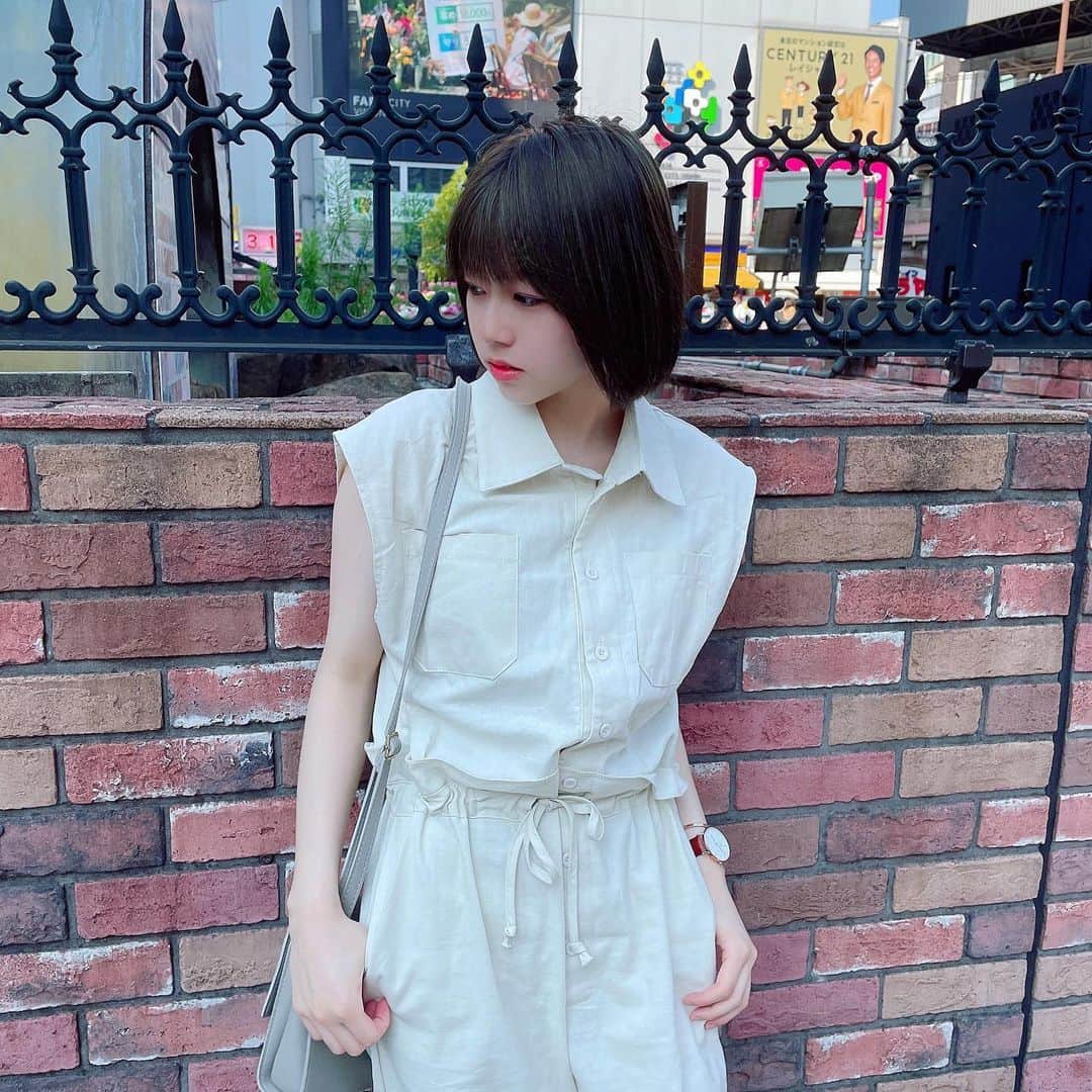 ゆーりのインスタグラム：「YouTube7万人㊗️🎉 ･ ･ 夏休み終わるまでに行きたいと思ってたから達成出来てめっちゃ嬉しいー！ 見てくれてありがとう！！！ ･ ･ ･ 今日はお父さんと1日過ごしたよー👦🏻 めちゃくちゃ美味しいお寿司🍣行った！！ @susi_takano フルコース食べたの！ 食べた中からゆーりのお気に入りのネタシェアしちゃうよぉ！ 良いでしょぉ😎😎😎 ･ ･ ･ 今日の着用服は @juicy_offi さんの！ ちょっといつもと違う雰囲気(？) 今なら全品10%off中！クーポンコードJuicy16 を入力すると送料も無料になるみたい！ 気になったら飛んでみて！ ･ ･ ･ ･ ･ ･ ･ ･  #tiktok  #youtube  #instagram  #instagood  #sushi  #japanesefood  #delicious  #photooftheday  #camera  #fashion  #hair  #makeup  #followforfollowback  #新橋寿司  #握り寿司  #江戸前寿司 #鮨たかの  #新橋鮨  #新橋すし  #pr」