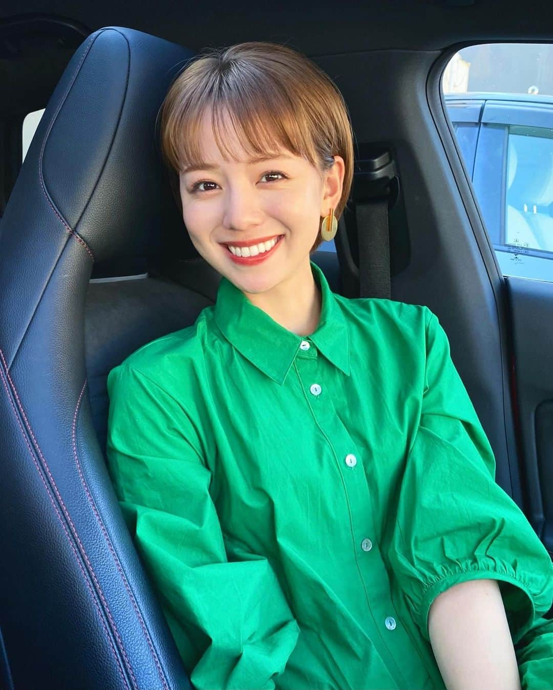 黒田真友香さんのインスタグラム写真 - (黒田真友香Instagram)「最近ZARAで買った 緑すぎるワンピース💚  165cmの私がxsで着てこの長さなので、高身長さんにめちゃくちゃおすすめ🥰  涼しくなったらブーツ合わせで着たいなー😍  #ザラジョ #ワンピース#高身長コーデ#高身長女子 #高身長女子コーデ #ショートカット女子 #ショートヘア」8月28日 20時18分 - kurodamayukaxx