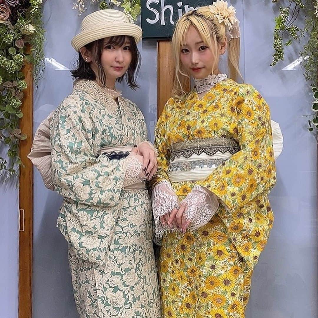 大谷咲子さんのインスタグラム写真 - (大谷咲子Instagram)「美佳さんとshimさん(@shimjapan )で浴衣をレンタルして浅草を散歩してきました！ 浴衣のこういう着こなしは初めてだったのでとっても新鮮で楽しかったです🥰 アクセサリーや帽子やバッグまで全部レンタル！ 今度はお着物レンタルも行ってみたいです✨ ※撮影の時のみマスクを外しています  #浴衣 #浴衣レンタル #浅草 #tokyo #kimono」8月28日 20時18分 - sakiton69