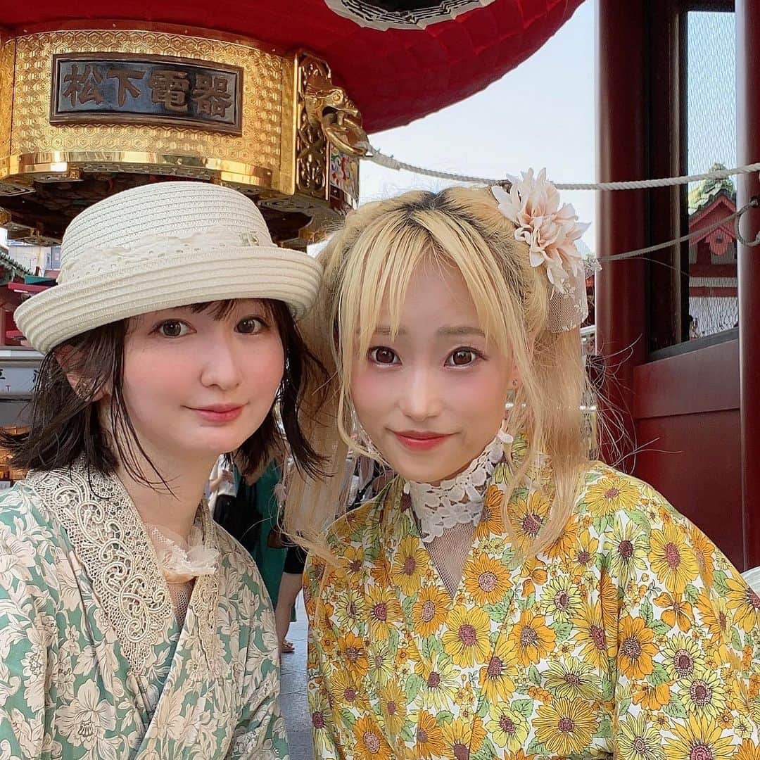 大谷咲子のインスタグラム：「美佳さんとshimさん(@shimjapan )で浴衣をレンタルして浅草を散歩してきました！ 浴衣のこういう着こなしは初めてだったのでとっても新鮮で楽しかったです🥰 アクセサリーや帽子やバッグまで全部レンタル！ 今度はお着物レンタルも行ってみたいです✨ ※撮影の時のみマスクを外しています  #浴衣 #浴衣レンタル #浅草 #tokyo #kimono」