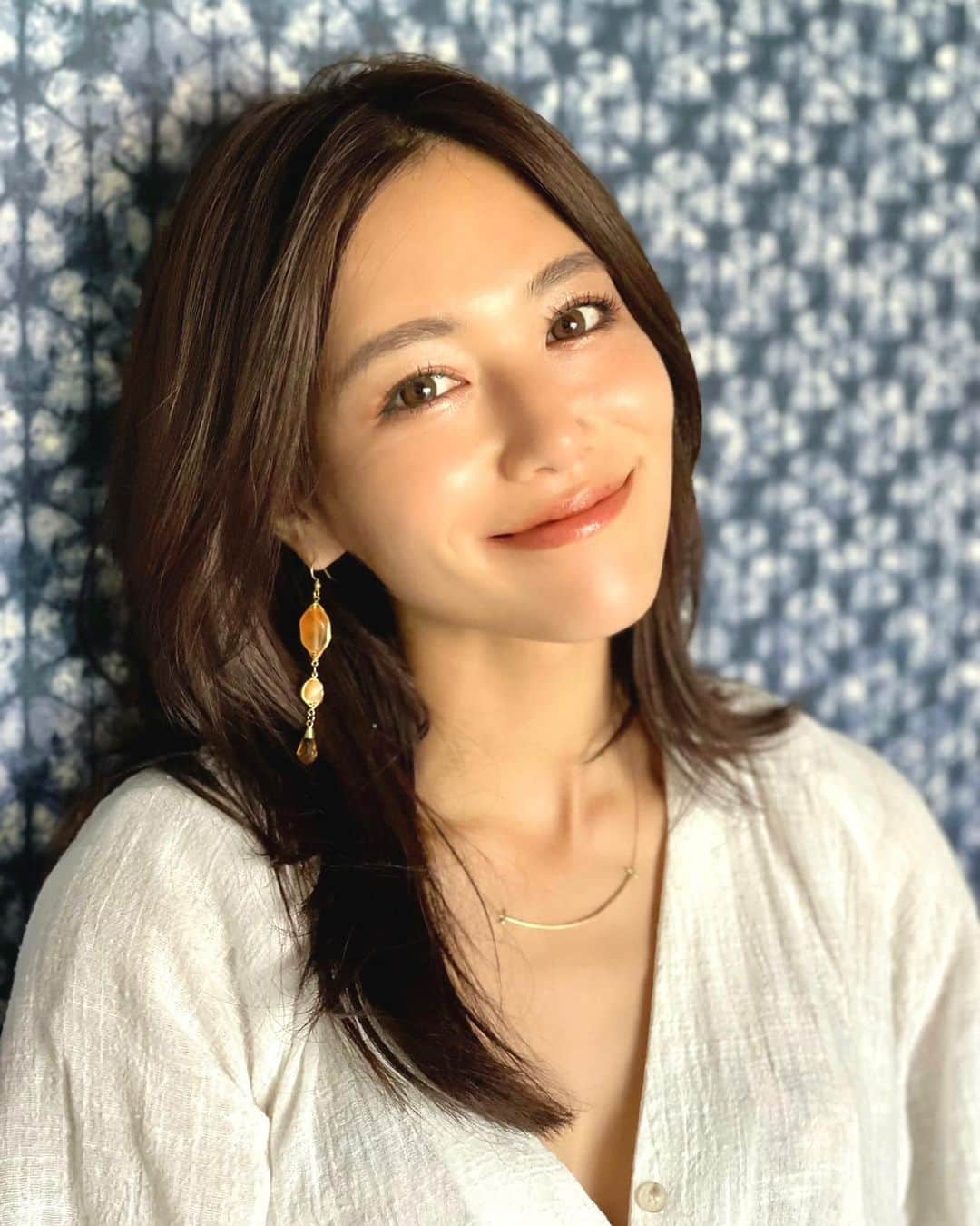 のインスタグラム：「こんばんは🧡✨ . 私がPR関係なくプライベートで購入している大好きな化粧水✨ エスト ザ ローション💕 今回嬉しい事に新しいパッケージが9/10に発売するということで、花王様から商品をいただきました👏✨ . 新しい「アクティブライフスタイル」を提案するスポーツウェアブランドNERGY（ナージー）とのコラボレーション限定デザインボトル✨🧡 . NERGYで人気のボタニカルデザインで、植物が芽吹くときの内側から湧き上がるエネルギーと、生命力にあふれるいきいきとした美しさをイメージしたデザインでとってもかわいい❣️ . この化粧水何が良いかって、本当に保湿力が私の中ではずば抜けていい気がしてます！ 潤いを保ちづける成分が配合されていて出会った時はずっと乾燥肌で悩んでいた私の救世主でした❣️ 私はこの商品が発売された発表会にも参加してたのですが、開発まですごい研究が重ねられていて本当にすごいなと感じたのを今でも覚えていて愛用させていただいてます❣️ . 今回エスト ザ ローション 限定デザインボトル以外にも9/10に「限定コンパクトケース＆プライマーセット」、「ロングラスティング ルースパウダー ルーセント ミニ 限定デザイン」が、10/8に「セラム ワン」が、限定コラボデザインで発売になるみたい🧡 . 私はしっかり潤して、ザクリームでより閉じ込めて一日中潤いある肌を目覚ましています💕✨ きちんと潤いを与えてあげる事で、化粧ノリも全然変わるので、ケア頑張っていきましょう🧡 . #エスト #花王 #est #エストザローション #美の息吹 #スキンケア #化粧水 #エクトイン #限定コスメ #NERGY #pr #ベスコス #コスメレビュー #乾燥肌 #おすすめコスメ #美容好き #限定品 #限定パッケージ #艶肌 #デパコス #japanesecosmetics #skincare #潤い #うるおい #すっぴん #素肌 #素肌美人 #限定デザイン #コスメ #美容オタク」
