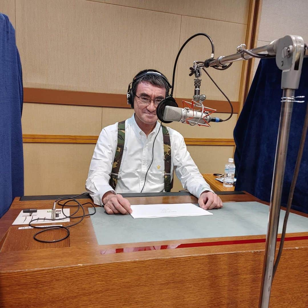 河野太郎のインスタグラム：「Recording of the audiobook.」