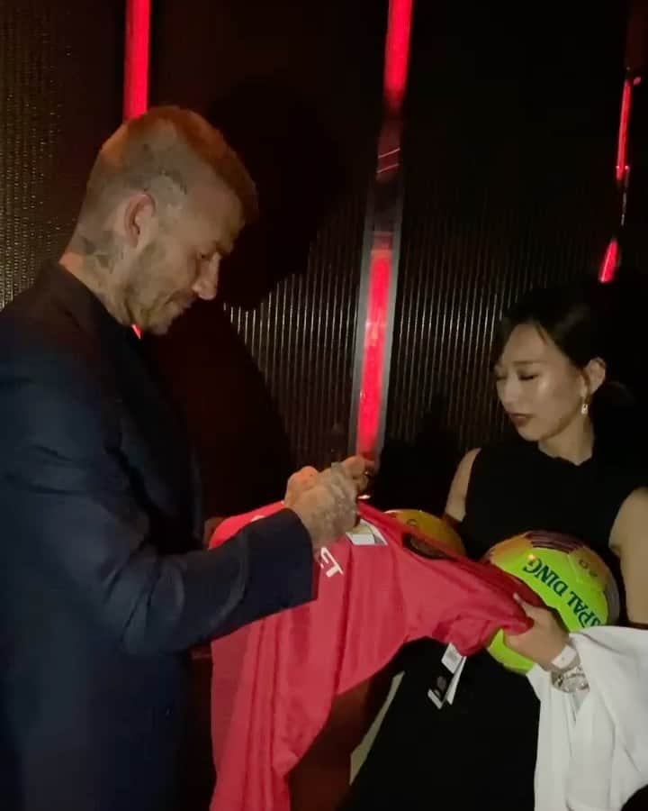 木下春奈のインスタグラム：「・ ・ Singaporeに @davidbeckham 様が 来られた際にご一緒させていただいた時の💖 ・ ・ ユニフォームやサッカーボールを20点くらい持参してサインを書いてもらった時のムービーです。笑 ・ 嫌な顔一つせず全部対応してくださり スーパースターはどこまでもスーパースターなのだと実感🥺 ・ ・ #davidbeckham#beckham#singapore#ベッカム#シンガポール#眠らせてるのは勿体ないシリーズ#😂」