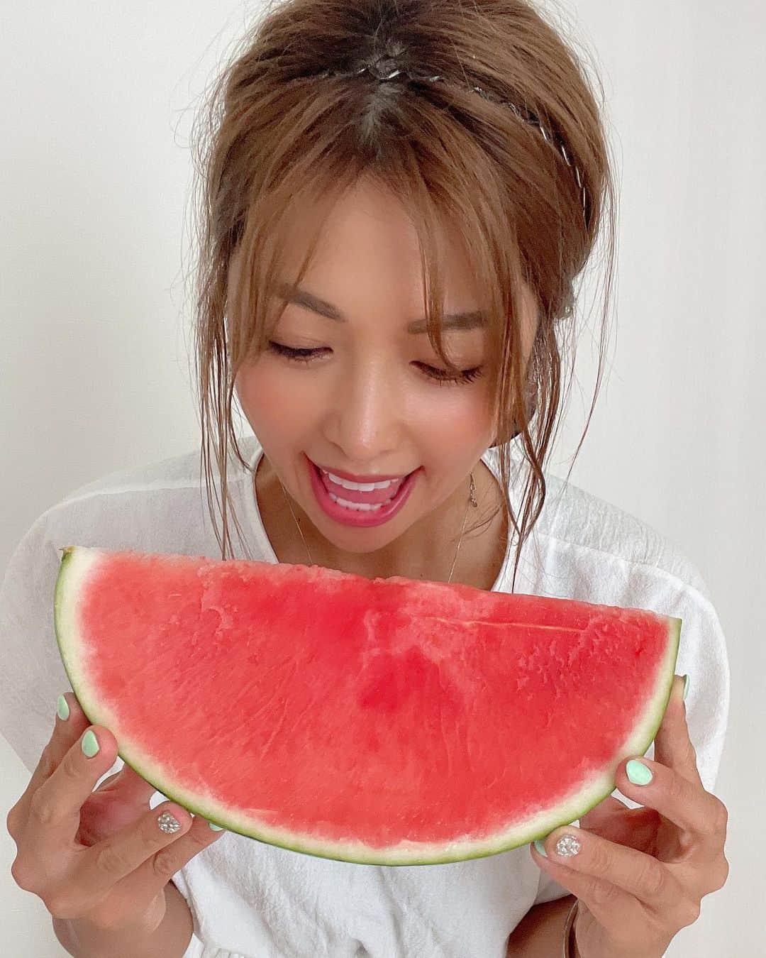 あおい夏海さんのインスタグラム写真 - (あおい夏海Instagram)「スイカ女子🍉 今年もいっぱい食べてます❤️ 昨日から塩抜きしてて今日はスイカ君に助けられています。 おいちーー💓 尾花沢すいかもまたくだいなぁ〜！！ (尾花沢すいかもまた食べたいな〜)  #スイカ  #すいか  #スイカ女子  #あおい夏海 #フルーツ #カリウム  #夏バテ防止  #ビジョビ  #夏 #japanesegirl  #watermelon」8月28日 20時52分 - natsumi.aoi