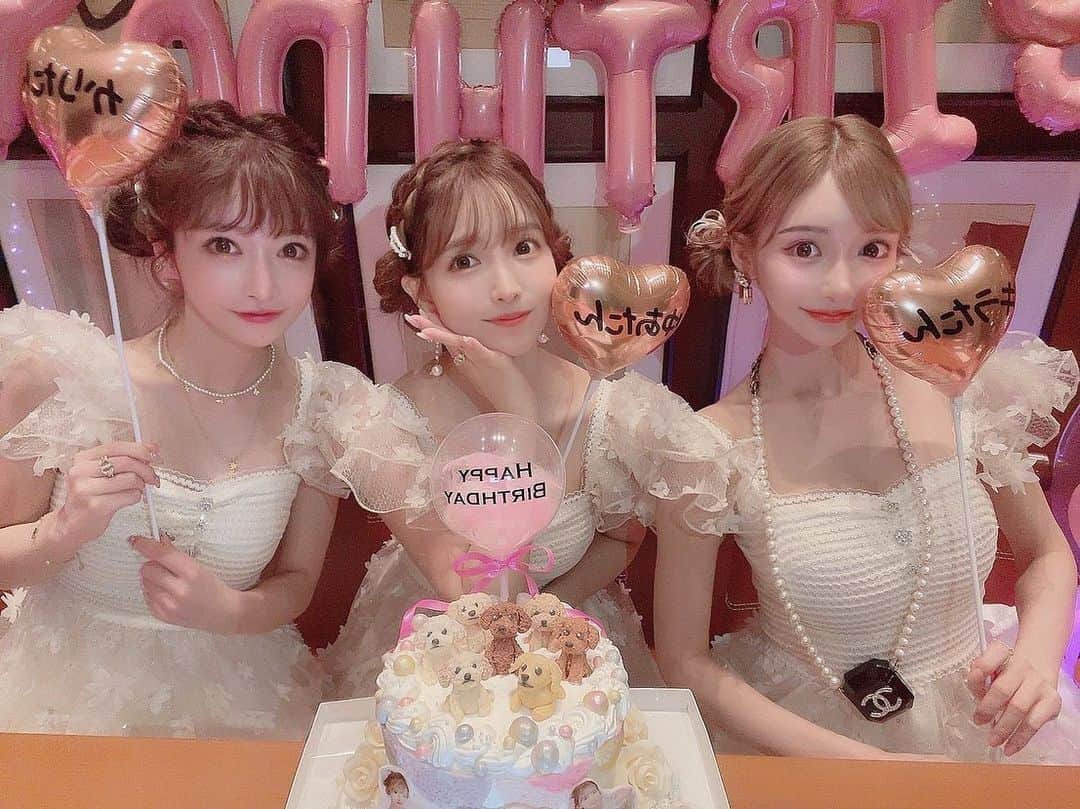 明日花キララのインスタグラム：「お姫さまたちがお誕生日だったので 大きいプールが付いているお部屋でサプライズバースデーしました！！！❤︎ 美味しいお鮨食べたし愛犬ケーキとプレゼントもたくさん渡せたし、とにかくうちらかわいい👼🏻👼🏻👼🏻  来年はもっと豪華にお祝いするね🎂💍❤︎ とぅきとぅき」