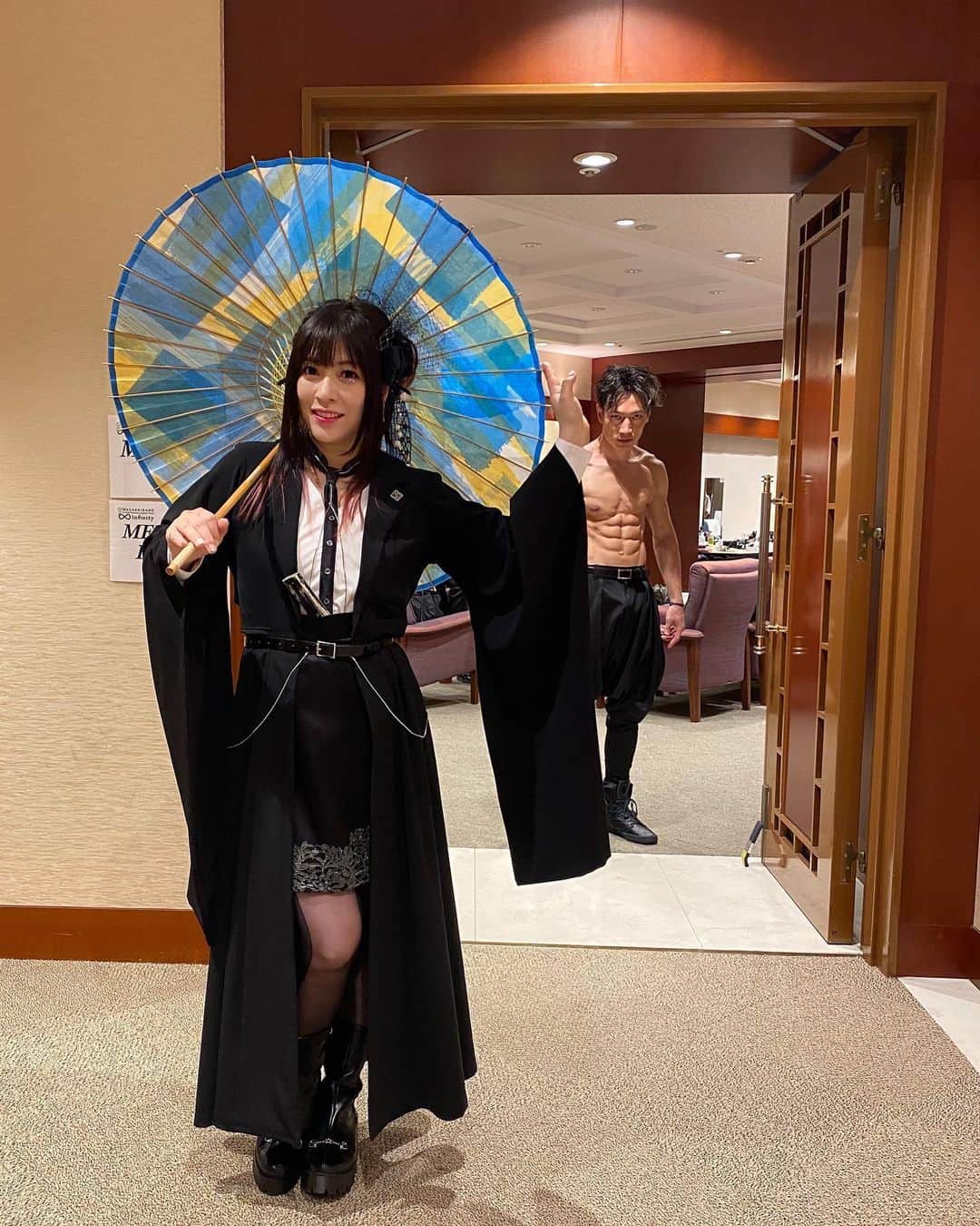 鈴華ゆう子のインスタグラム：「なんか、後ろにいるっ！！河合幹子さんの岐阜和傘と共にパシャリ。自宅待機組みも、感染対策ご協力いただきご参加いただいた方も、皆様に感謝。パシフィコ横浜2daysありがとうございました。  #和楽器バンド  #山葵  #鈴華ゆう子  #岐阜和傘  #河合幹子  #Casa #Wagakkibnd  #wgb  #yukosuzuhanayukosuzuhana  #和傘  #和傘職人　#たる募金 #WGB_infinity」