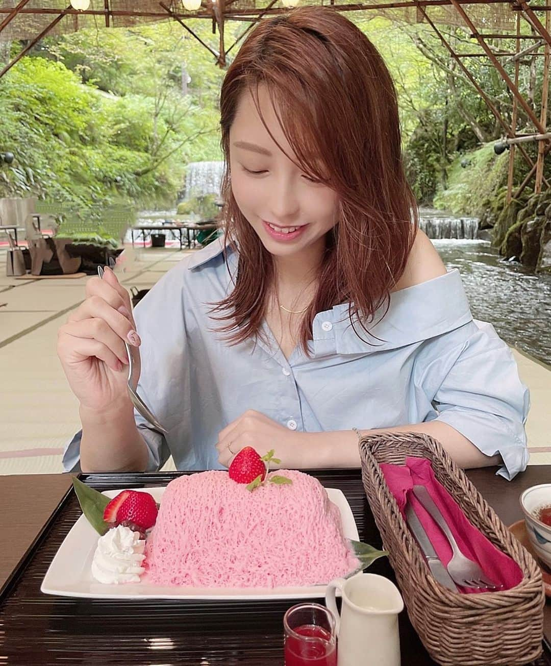 高塚みゆきさんのインスタグラム写真 - (高塚みゆきInstagram)「京都 🍓🍓     初めての川床へ･･･🏞 ただただもう嬉しすぎてにやけちゃった。    お料理もこのデザートの糸ピンスも本っっ当に美味しすぎて いろいろ幸せだったよ👼🏻💕     こんな素敵な場所、来年も行けたらいいなぁ✨         #京都 #川床 #納涼床 #selfie #makeup #ヘアメイク #韓国ファッション #韓国ヘア #巻き髪 #セミロング #ミディアムヘア #京都グルメ #夏コーデ #シャツコーデ #シャツワンピ #休日の過ごし方 #休日コーデ #カフェ店員#糸ピンス」8月28日 21時12分 - m1yu.24