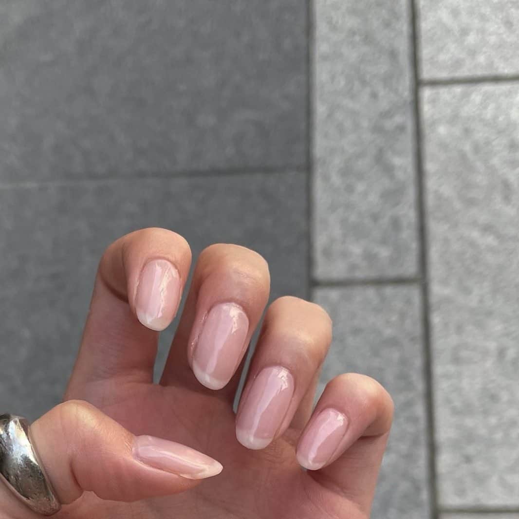 乃愛さんのインスタグラム写真 - (乃愛Instagram)「自爪が綺麗になったみたいでめちゃお気に入り、、、  ベージュと白のフレンチ☕️」8月28日 21時48分 - _0w022