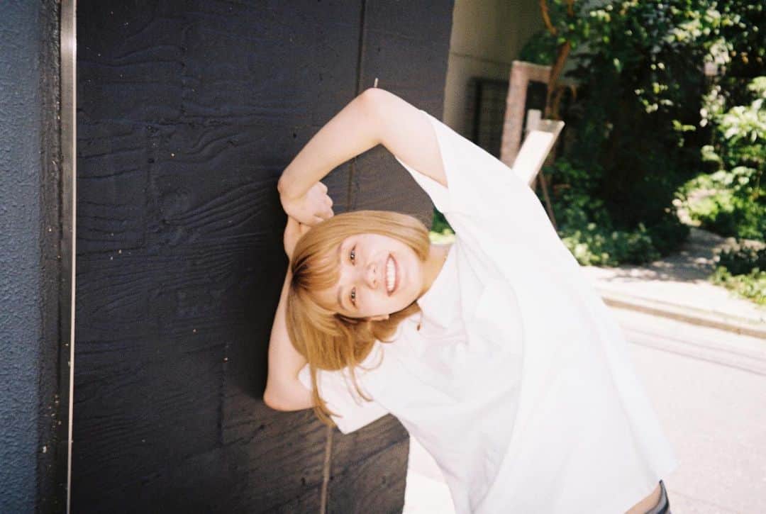 足立佳奈のインスタグラム：「君が笑って、 楽しそうなら、 それだけでいい。  #新曲 #film #配信スタートまで #あと2日」