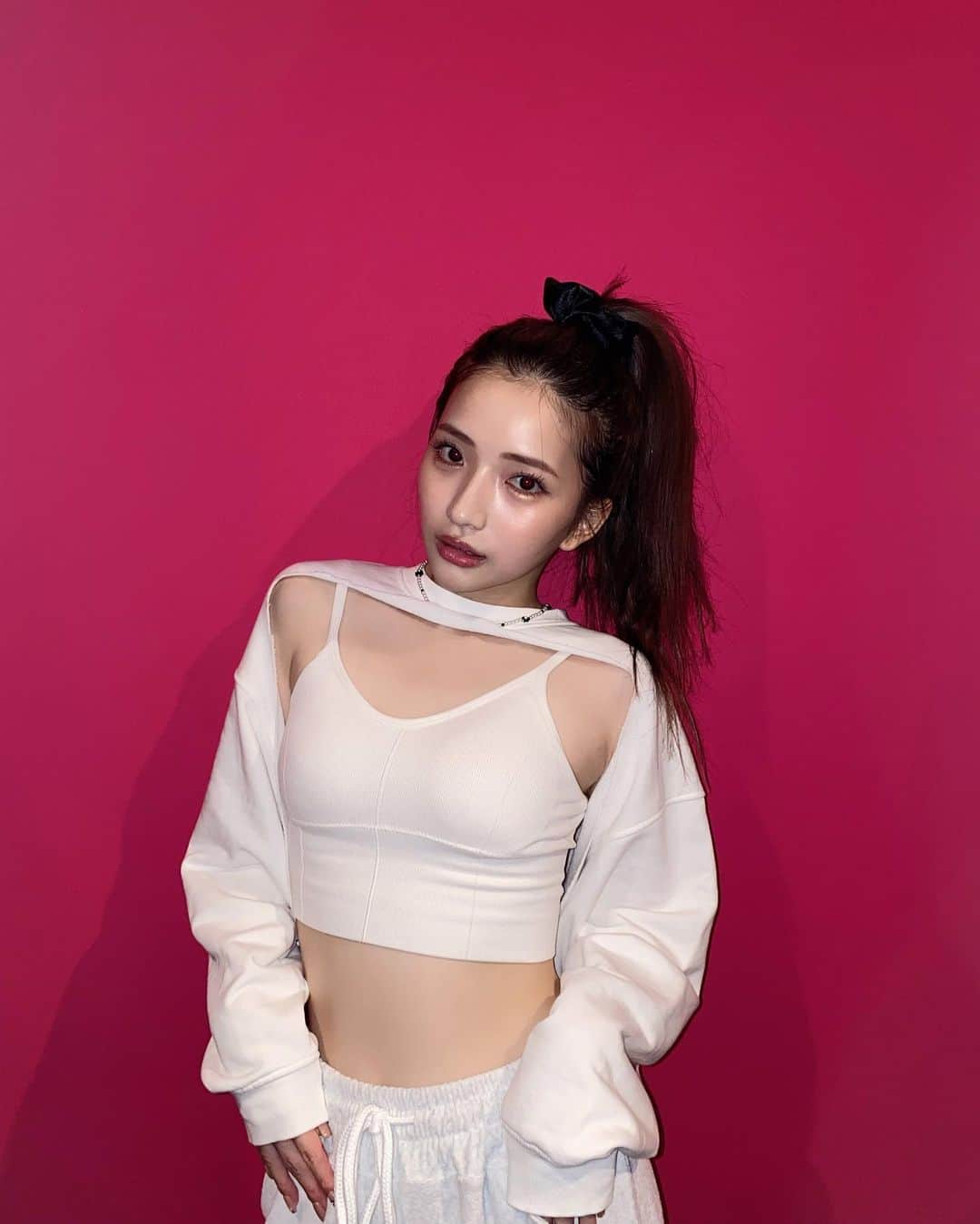 南りほのインスタグラム：「何枚目がすき〜？❤️‍🔥 今日は久々のダンスレッスンでめちゃくちゃ踊った〜💃🏼💋 スタジオ可愛かったから先生が撮ってくれた📸」