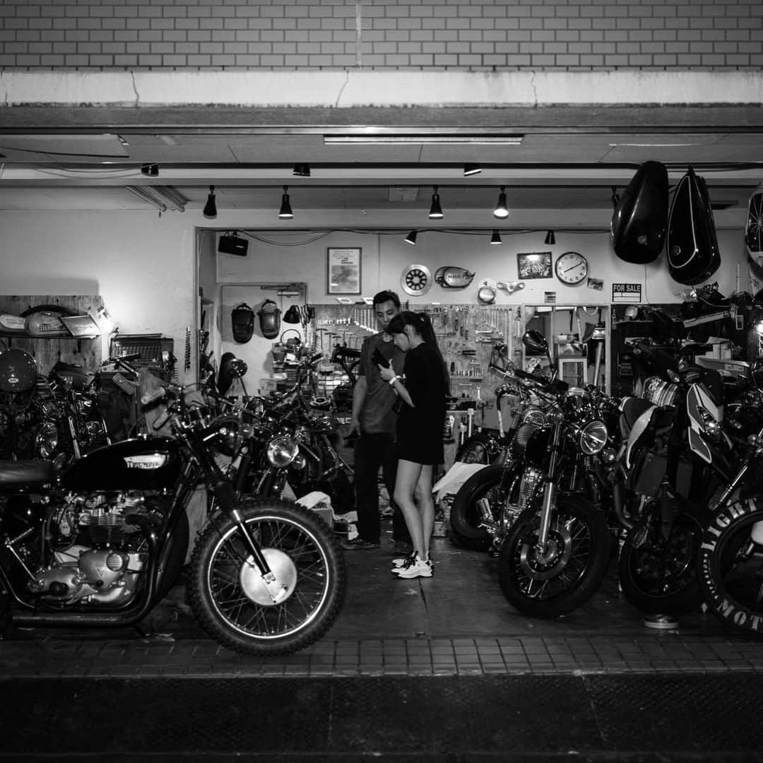 あいみさんのインスタグラム写真 - (あいみInstagram)「Photo by Aimist  1.2.3.6. @shoji_photographer  5. @pokelong1  4.7. @echi_milk 📸  long T-shirt @berak_   location @lighthousemotorcyclefactory   motorcycle  @officialtriumph   #バイク #バイク女子 #トライアンフ #triumph #バイクガレージ #ガレージ  #バイクライフ #バイク好き」8月28日 22時39分 - aimi_feti
