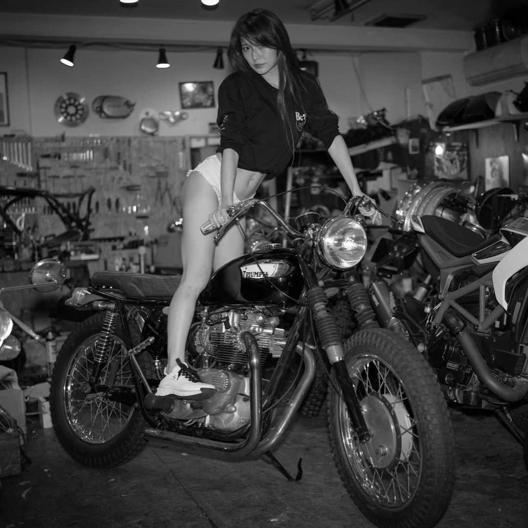 あいみさんのインスタグラム写真 - (あいみInstagram)「Photo by Aimist  1.2.3.6. @shoji_photographer  5. @pokelong1  4.7. @echi_milk 📸  long T-shirt @berak_   location @lighthousemotorcyclefactory   motorcycle  @officialtriumph   #バイク #バイク女子 #トライアンフ #triumph #バイクガレージ #ガレージ  #バイクライフ #バイク好き」8月28日 22時39分 - aimi_feti