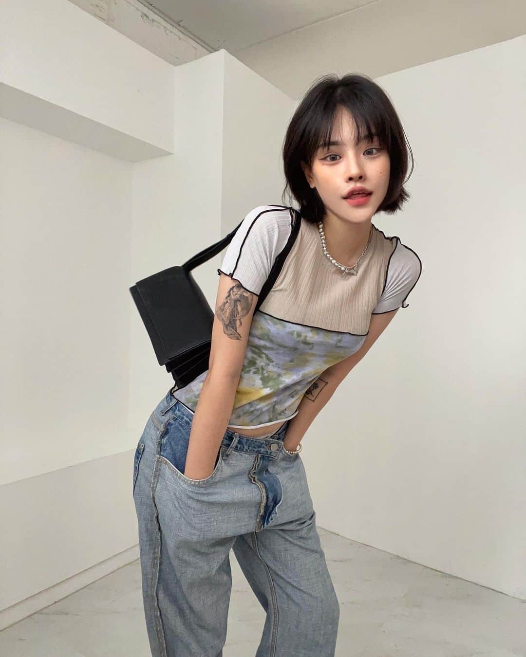 ビヤのインスタグラム：「오늘 코디 조아 ➰🛋🥸🤍 요즘 자주드는 폴뉴아 백은 끈길이 조절이 되서 크로스백으로도 활용 가능해요 실용성 만점 !  #폴뉴아 #folnua #트라이백 #tribag #24t @24t_official」
