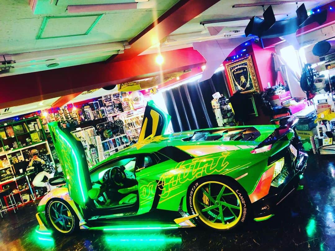 諸星伸一のインスタグラム：「⭐️aniversario⭐️  I've been customizing it for about seven years since I bought a new car.  Lamborghini's custom is not over.  #lamborghini#aniversario#50th#世界限定100台#日本上陸一号車#アニヴェルサリオ#一番星号#aniversário#morohoshi#shinichi#shinichimorohoshi #powerclaft#lexani#procomposite#shanshan#rockford#gangman#swarovski#awacchi#wrapping#fightingstar#ランボルギーニ#車高短#ファイティングスター#カスタム#design#デザイン#諸星伸一」