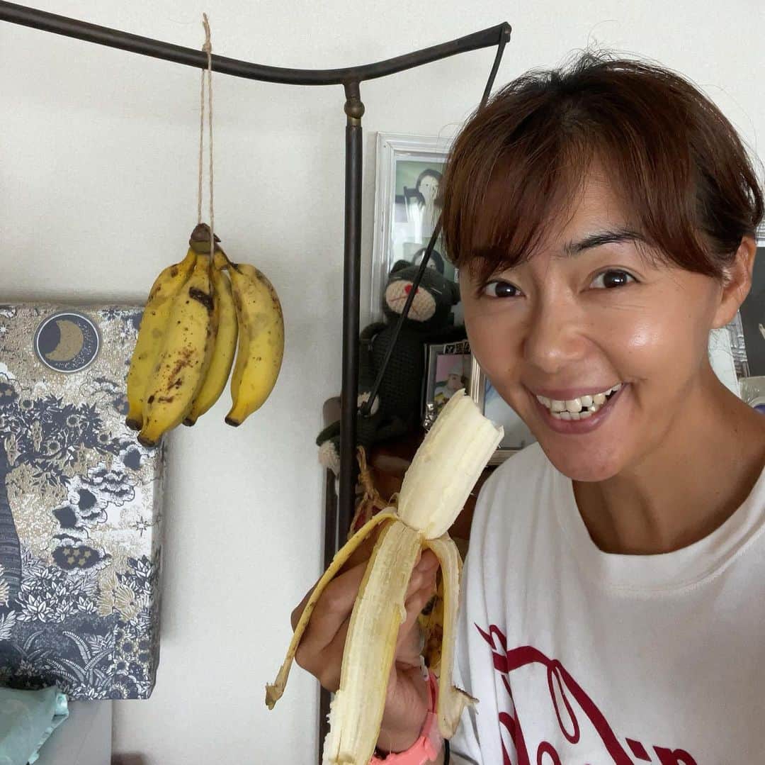 田中律子さんのインスタグラム写真 - (田中律子Instagram)「バナナ収穫祭🍌2021  YouTubeにアップしました⤴️ バナナ🍌の成長を記録してるので、こうやってバナナ🍌が実ってくのを見てみてね👀  YouTube 田中律子〜RITSUKO TANAKA〜 https://youtu.be/hK5Yqn6Sy9k  私のトップページハイライトのYouTubeをタップしたらとべます☝️☝️☝️  #okinawa  #okinawalife  #beachlife  #lifestyle  #garden  #banana  #surfandfarm  #自家製バナナ  #めちゃうま」8月29日 10時38分 - ri2kotanaka