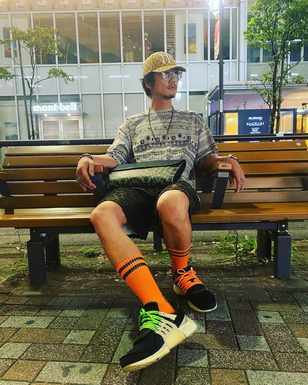 庄村聡泰のインスタグラム：「#サトヤスタイリング  @kroi_official ちゃんを観に @liquidroom_ebisu へ行って来た一昨日の格好。ラフい感じだけど小物をハイブランドで纏めたら何か良い感じ。  頭 @gucci  眼 @snack.ngl @kaneko_optical  上 @snack.ngl  下 @labrat_tokyo  靴 @off____white @nikeairprestos  鞄 @gucci  銀 @chromeheartsofficial」