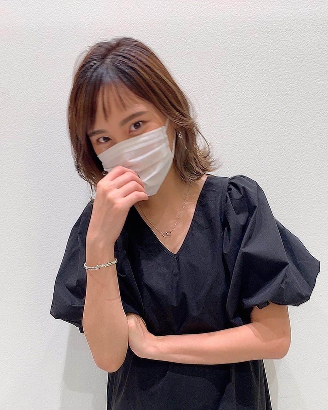 木村安梨沙さんのインスタグラム写真 - (木村安梨沙Instagram)「もうあっという間に 9ヶ月に入りましてそろそろ出産に向けて ヘアカラーもトーン落としてもらいました。 あとはネイルも取らないとね！！ @yukamaegawa さんいつもありがとうございます💗✨ なんか久しぶりに外出たし、 シャンプーの時の頭のマッサージが幸せすぎて 永遠に続けばいいのにって思ってた。笑  最近は背中と腰が痛い😓  あと、足は全然なのに腕とか指がすごい浮腫む！ 結婚指輪も全然外れなくて 外れた時にもう外しておいて何もつけない。 指も朝と夜曲げるの痛いぐらい！！ こんな方いますか？🙄」8月29日 9時26分 - arisa1208