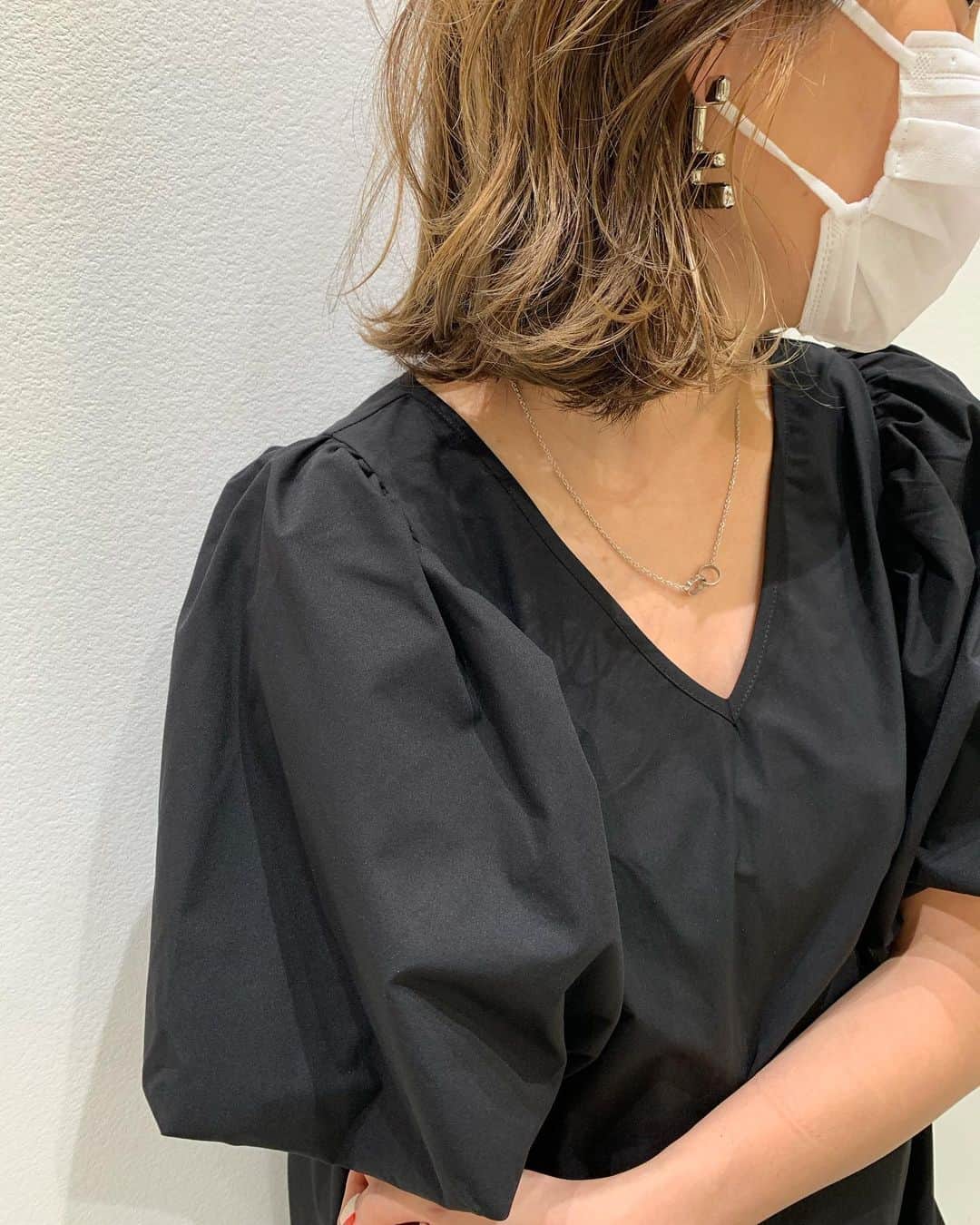 木村安梨沙さんのインスタグラム写真 - (木村安梨沙Instagram)「もうあっという間に 9ヶ月に入りましてそろそろ出産に向けて ヘアカラーもトーン落としてもらいました。 あとはネイルも取らないとね！！ @yukamaegawa さんいつもありがとうございます💗✨ なんか久しぶりに外出たし、 シャンプーの時の頭のマッサージが幸せすぎて 永遠に続けばいいのにって思ってた。笑  最近は背中と腰が痛い😓  あと、足は全然なのに腕とか指がすごい浮腫む！ 結婚指輪も全然外れなくて 外れた時にもう外しておいて何もつけない。 指も朝と夜曲げるの痛いぐらい！！ こんな方いますか？🙄」8月29日 9時26分 - arisa1208