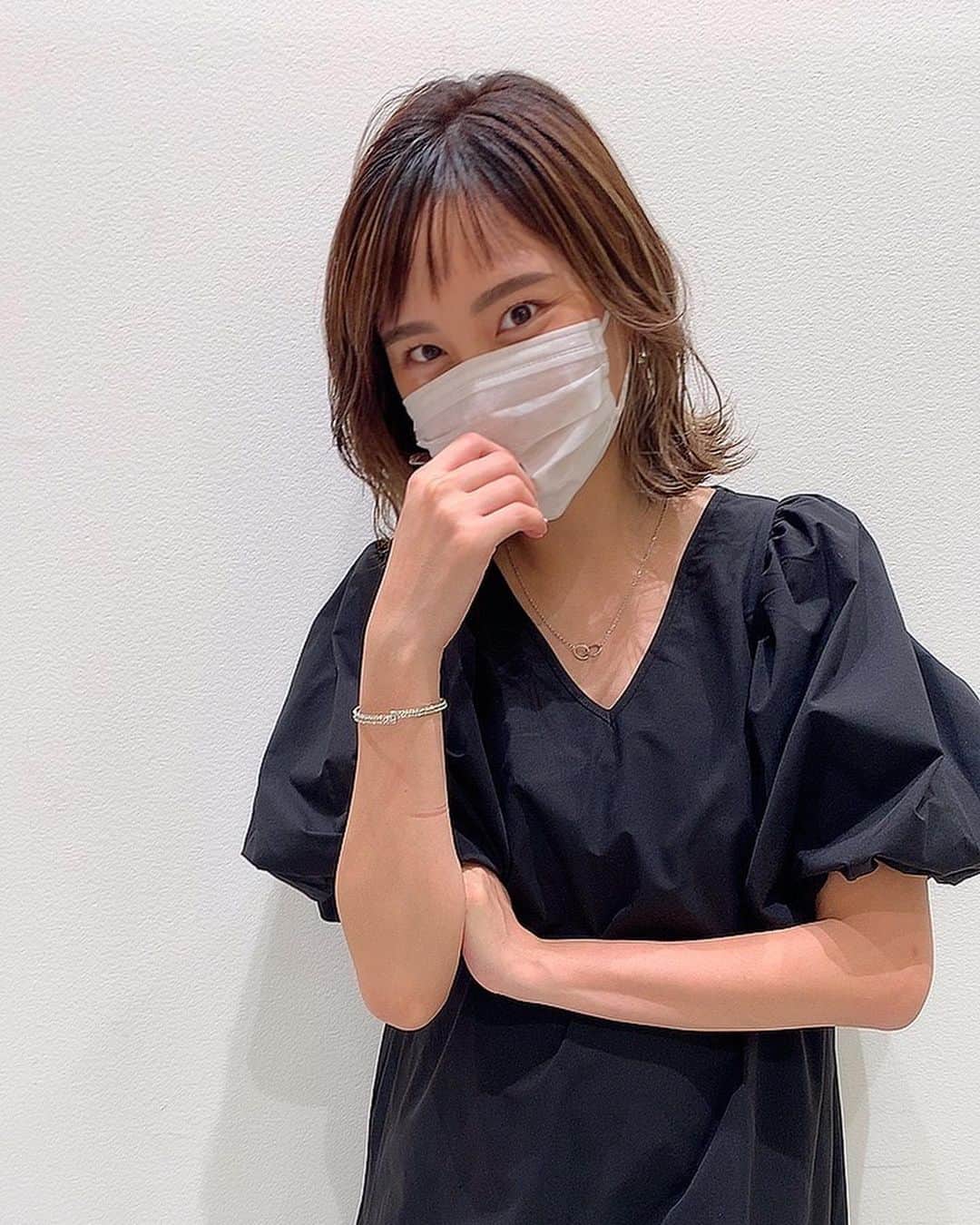 木村安梨沙さんのインスタグラム写真 - (木村安梨沙Instagram)「もうあっという間に 9ヶ月に入りましてそろそろ出産に向けて ヘアカラーもトーン落としてもらいました。 あとはネイルも取らないとね！！ @yukamaegawa さんいつもありがとうございます💗✨ なんか久しぶりに外出たし、 シャンプーの時の頭のマッサージが幸せすぎて 永遠に続けばいいのにって思ってた。笑  最近は背中と腰が痛い😓  あと、足は全然なのに腕とか指がすごい浮腫む！ 結婚指輪も全然外れなくて 外れた時にもう外しておいて何もつけない。 指も朝と夜曲げるの痛いぐらい！！ こんな方いますか？🙄」8月29日 9時26分 - arisa1208