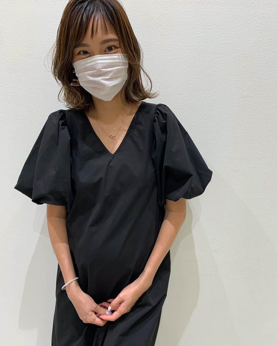 木村安梨沙さんのインスタグラム写真 - (木村安梨沙Instagram)「もうあっという間に 9ヶ月に入りましてそろそろ出産に向けて ヘアカラーもトーン落としてもらいました。 あとはネイルも取らないとね！！ @yukamaegawa さんいつもありがとうございます💗✨ なんか久しぶりに外出たし、 シャンプーの時の頭のマッサージが幸せすぎて 永遠に続けばいいのにって思ってた。笑  最近は背中と腰が痛い😓  あと、足は全然なのに腕とか指がすごい浮腫む！ 結婚指輪も全然外れなくて 外れた時にもう外しておいて何もつけない。 指も朝と夜曲げるの痛いぐらい！！ こんな方いますか？🙄」8月29日 9時26分 - arisa1208