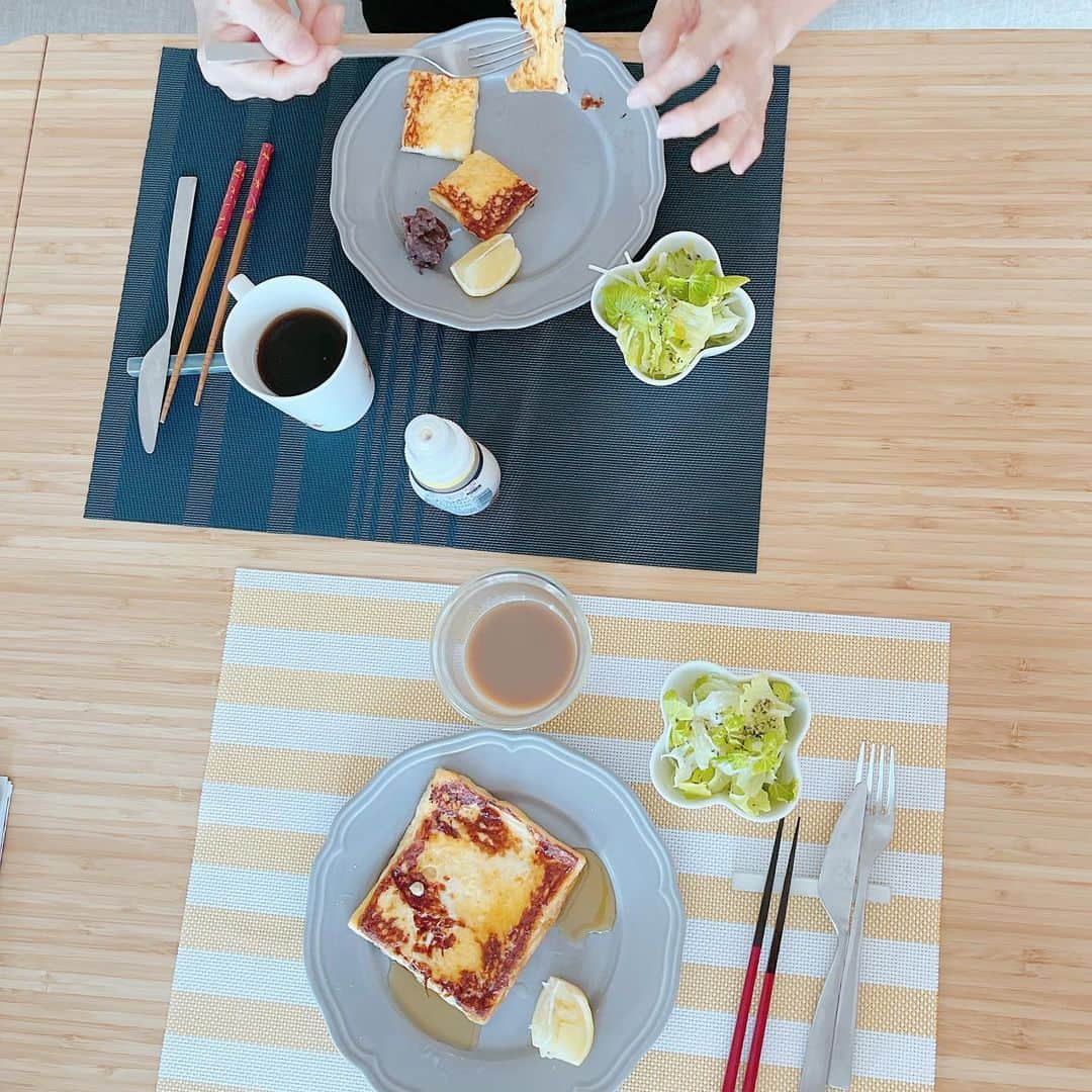 森下千里のインスタグラム：「Sunday morning.  少しゆっくりの朝。 母の好きな「ミハラツナキ」の曲で起こされました。 フレンチトーストにも、あんこを乗せる母。  でわ、行ってきます！  #石巻の朝 #フレンチトースト #母と2人暮らし #プラス🐈」