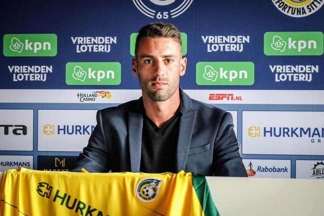 イヴォ・ピントのインスタグラム：「#fortunasittard 💛💚」