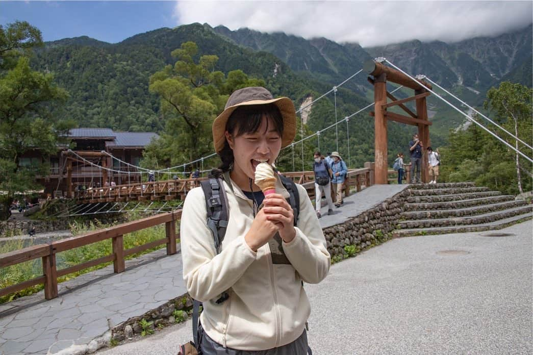 小田飛鳥のインスタグラム：「ただただひたすらマイナスイオン浴びて、周りの山々のご機嫌伺って、幸せ過ぎたなぁ…❤︎ #上高地 #河童橋 #明神橋 #熊笹 #苔 #苔ガール #マイナスイオン #上高地ソフトクリーム #穂高連峰」