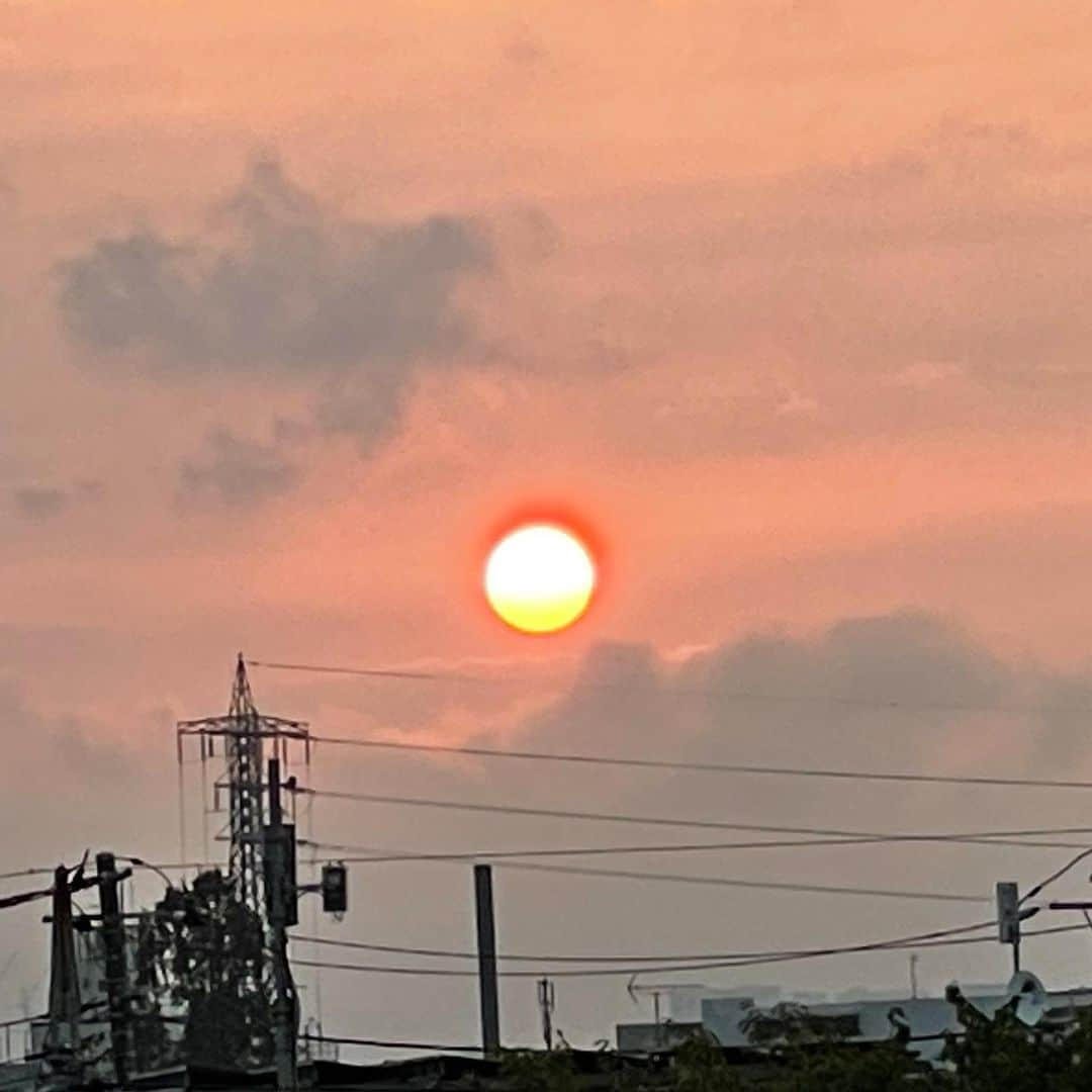 石倉洋子のインスタグラム：「Lovely sunrise. New week starting…」