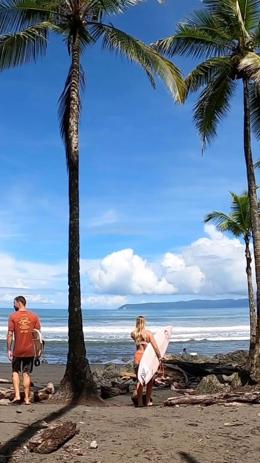 Bethany Hamiltonのインスタグラム：「this last week✨We spent an amazing week here at @puravistaecovillas  in Pavones, Costa Rica!  My mind is blown by the raw nature we experienced here. The wildlife was incredible, monkeys everyday, rare animals, birds of unique kinds, bugs, & gorgeous plant life!  It was an epic time as a family & a sweet 🥰 time as we celebrated 8 years married! Plus we got some great waves & beach times too. Thankful for fun times with kind people, who shared their beautiful culture & who truly shared the “pura vida” life!  Can’t wait to come again!」
