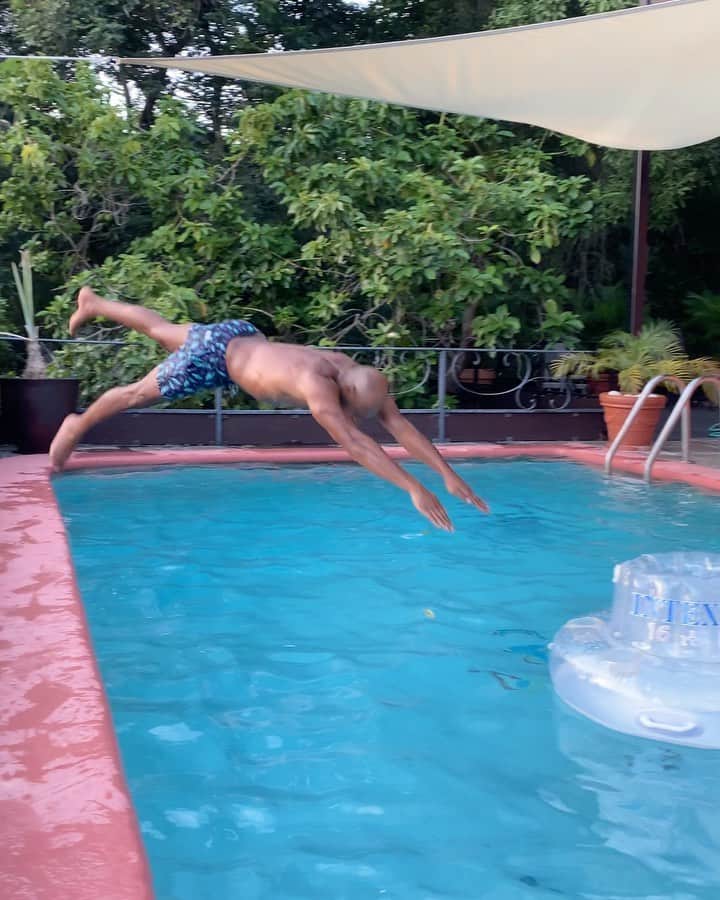 アサファ・パウエルのインスタグラム：「Don’t watch my diving technique #legflipbackstyle😂😂💩💩 lock down start today」