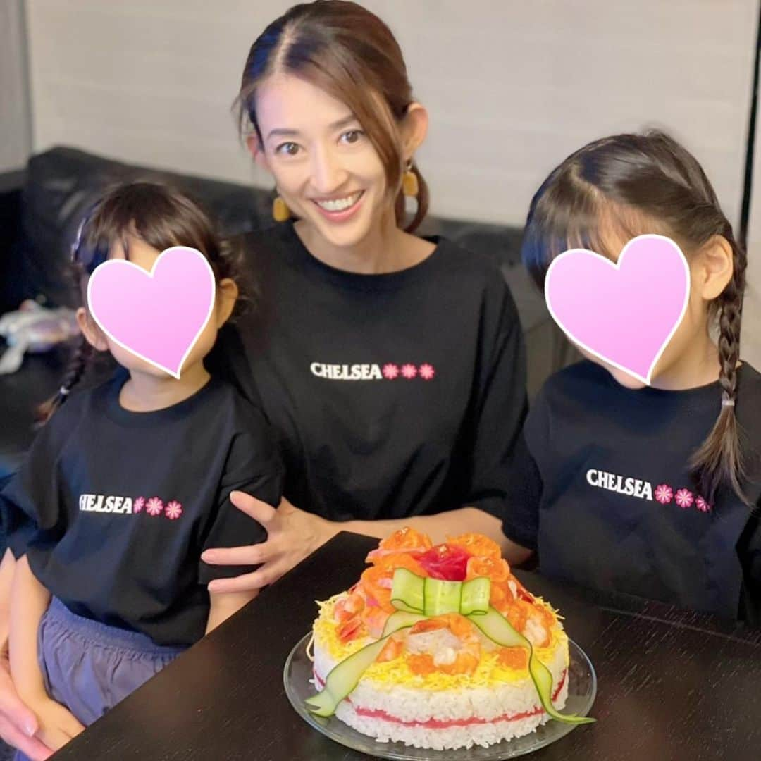 小沢真珠さんのインスタグラム写真 - (小沢真珠Instagram)「毎年お誕生日にはケーキを作っていたのですが、最近お菓子よりごはん！な娘のために今年は仲良しのお料理の先生にお寿司ケーキの作り方を教えて頂き、お祝いしました♪長い時間かけてデコレーションしましたが、食べ始めたら一瞬でなくなってしまいました❤︎  #お寿司ケーキ#バースデーケーキ#バースデー#7歳#誕生日#生まれてきてくれてありがとう#記念日#大切な日 #親子コーデ#姉妹コーデ#お揃い #chelsea#ropepicnic#コラボ #ピアスもチェルシー #4歳#7歳#コズレ#ママリ#親バカ部#姉妹ママ#女の子ママ#sisters#instakids」8月29日 8時19分 - maju_ozawa