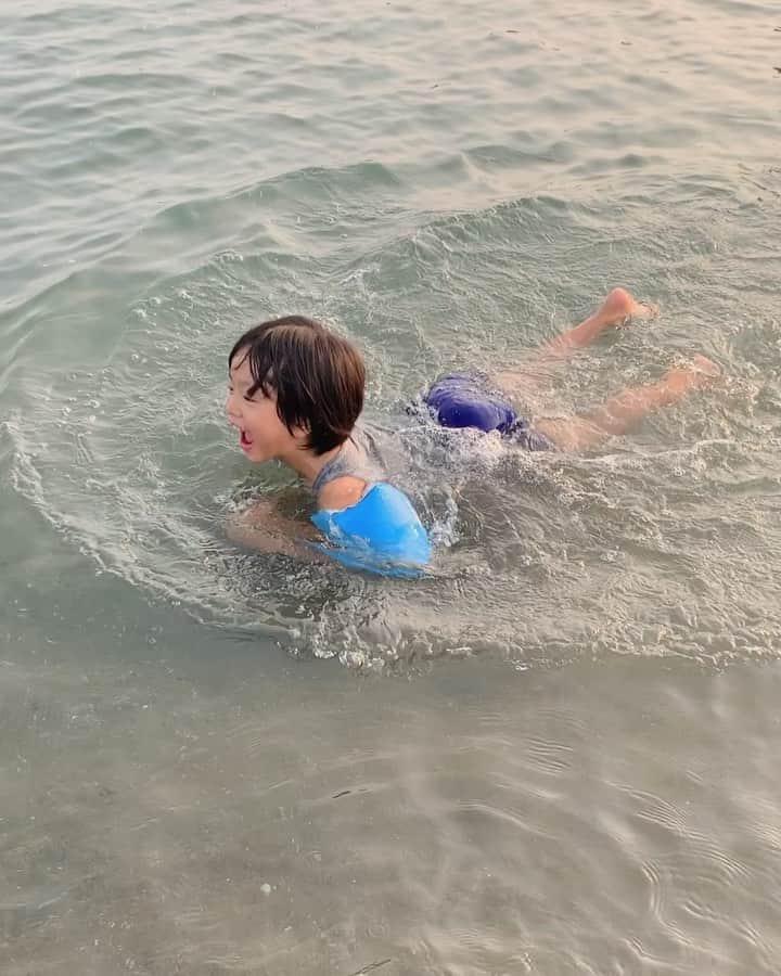 宇藤えみのインスタグラム：「今日で我が家の夏休みはお〜しまい🏖 我慢我慢な日々。 坊は解放され楽しそうに夏を感じてました。 ( @yusuketsuchida に感謝🙏) こんな長い時間海にいたの何年振りだろ 久々焦げました…👩🏿w #暮らし」