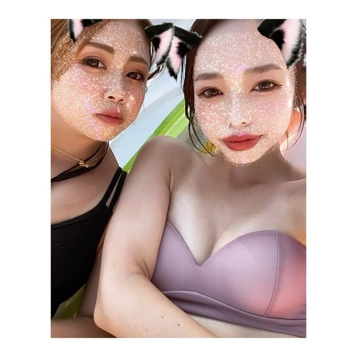 HINAのインスタグラム：「.  一応姉妹🥺  そして眩しそうって言われたけど 載せる😵‍💫😵‍💫😵‍💫😵‍💫  #長島ジャンボ海水プール #長島スパーランド #ながしまスパーランド #プール #ぷーる👙」