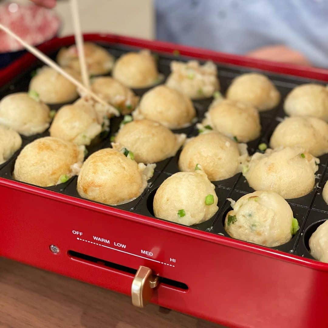 のインスタグラム：「・  今夜はこども達とたこ焼き🐙✨ 生地も作ってくれて 焼き奉行もいてくれて 母ちゃん大助かり♡♡♡ こども達が楽しみながら ごはんってのが嬉しいね😂💕  半分はチーズを入れて あとは普通のたこ焼きに…  デザートはホットケーキミックスに 牛乳、卵、ハチミツ入れて ベビーカステラを作ろうかな😍  さぁ！ 明日から一週間がんばるぞ✨  #おうちごはん#stayhome #ホットプレート#たこ焼き#🐙 #皆喜ぶ楽ちんごはん♡」