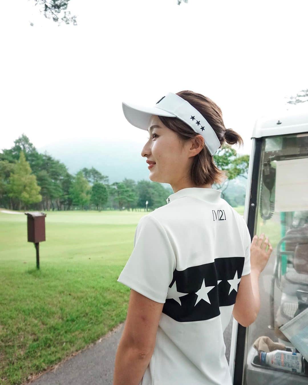 のインスタグラム：「今日のウェア⛳️  このモックネックはちょっとゆったり目の サイズ感が可愛い☺️ シューズはadidasgolfのZG21🌱 染料を使ってない環境に配慮したシューズ👟 履きやすいのはもちろん、色合いがなんでも合うし、 少しヒールがあってハイカットでも 脚長効果抜群なのが嬉しい😝😝  サンバイザー　@v12golf_official  トップス　@v12golf_official  ボトムス　@jlindebergjapan  シューズ @adidasgolf   #ゴルフ女子 #ゴルフ男子 #ゴルフコーデ #スポーツ女子  #ゴルフウェア #スポーツ #golf #골프 #골프스타그램 #골프장 #라운드 #골프스윙 #골프사랑 #골프레슨 #아이언샷 #스크린골프  #トレーニング #トレーニング女子 #筋トレ #筋トレ女子 #golfstagram #golfswing #girlsgolf #golfer」