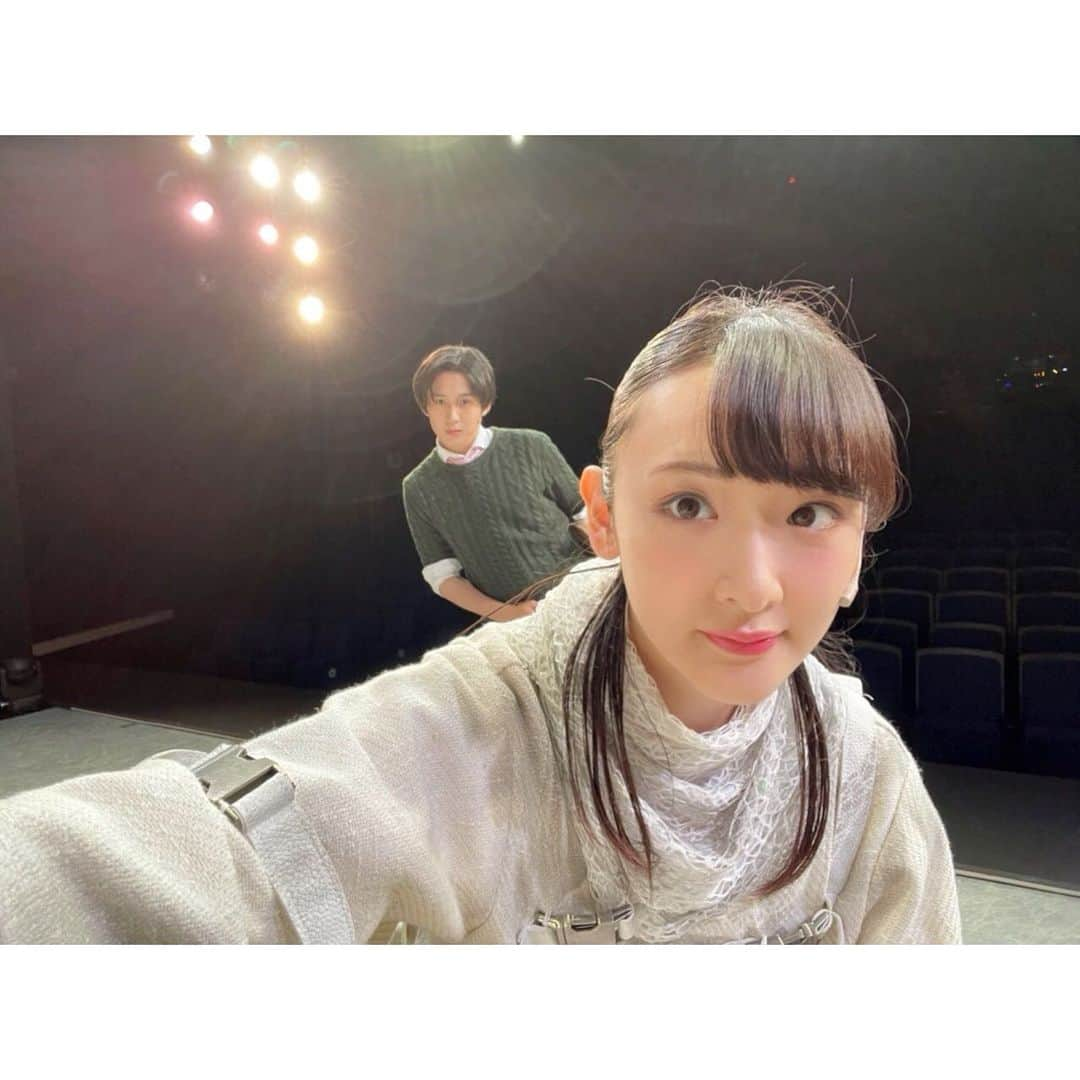 生駒里奈さんのインスタグラム写真 - (生駒里奈Instagram)「. 「-4D-imetor」 無事、完走致しました！ まず、御来場下さった皆様、配信でご覧になってくださった皆様、ありがとうございました😭！！  このご時世で、 仲間達が悔しい思いをしながら作品と向き合っている中、お芝居をしっかりやり切れた事、 本当に奇跡です！！  スタッフの皆さんは、感染対策から何から必死にやって下さいました。 演者は作品の為に、自分の身を守りながら高みを目指しました。  当たり前ではないこの奇跡が 誰かの笑顔になるのなら、 私はやはり、役者を頑張りたいとまた思いました。  生駒はまだまだ今年止まりません！！  皆さん、また笑顔になる為に日々を生き抜いていきましょう！！ 本当にありがとうございましたヽ(・∀・)ノ  PS. 4枚目、山田がガン見して見切れてるw No.αこと新子さんはナチュラルに見切れてるw  4DのDVD特典に、スペシャルなストーリーが入るのですがその時に撮りました！楽しみにしててね🤗」8月29日 19時30分 - ikomarina_1229