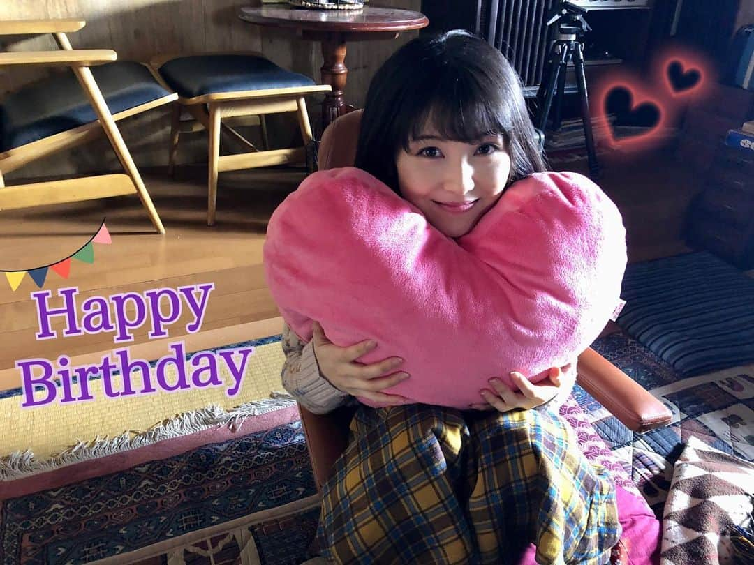 【公式】土曜ナイトドラマ「アリバイ崩し承ります」のインスタグラム：「＊ ✨🎂.｡ﾟ+.Happy Birthdayﾟ+.ﾟ🎂✨ ⁡ 本日は… #浜辺美波 さん21歳のお誕生日️🎉 ⁡ お誕生日おめでとうございます♥ ⁡ 浜辺さんらしく、笑顔あふれる楽しい1年になりますように💐 ⁡ #Happybirthday #浜辺美波誕生祭2021 #浜辺美波生誕祭2021  #ハートのクッション抱える時乃ちゃん🧸 #この写真も懐かしいです…😌 #時乃にまた会いたい🕰」