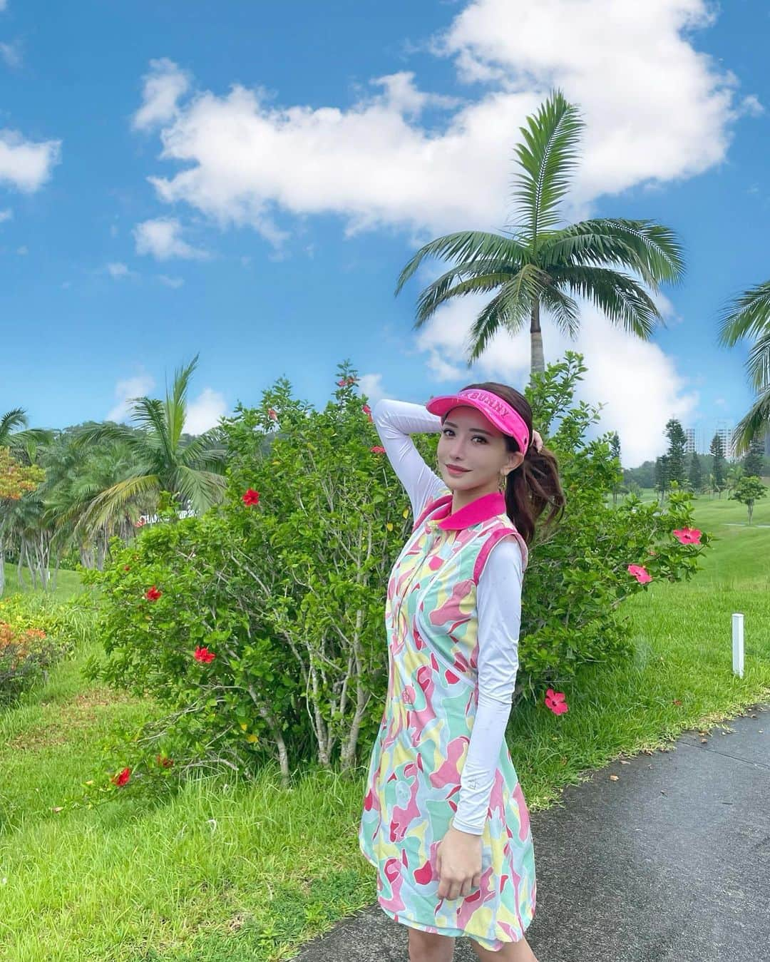 伊東亜梨沙さんのインスタグラム写真 - (伊東亜梨沙Instagram)「秋になったらもっとゴルフやりたいな🏌️‍♀️⛳️ 前回沖縄でゴルフした時は大雨でビショビショになりながら🔥 . 久しぶりにスイング動画も載せてみた☺︎ 最近はあんまり勢いよく振らずにゆっくり小さくを心がけてます。 . . #golf #ゴルフ #ゴルフ女子 #ゴルフウェア #markandlona #jackbunny #ジャックバニー #ジャックバニードラえもん #沖縄 #沖縄旅行 #okinawa」8月29日 19時35分 - arisa__917m