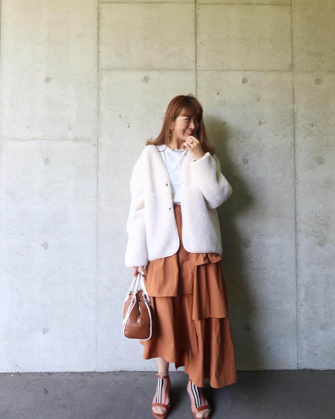 Mai Wakimizuのインスタグラム：「まだまだ暑い日が続いていますが、冬に向けて一足早くコートのご紹介をさせて下さい♡ 今年のアウター第一弾！とっーても軽くて暖かいモコモコエコムートンコート。全体的にオーバーシルエットなので中に厚手のニットだって問題なく着れちゃうし、首元はVカットなので今年多いbig襟のアイテムとのスタイリングもバッチリ♡横から見た時のポワンシルエット、とにかくこれが私好み♡ボア部分の長さは裾にかけて毛足を残し(4.5枚目参照)、ボアコートでもスッキリした印象に見えるように＼(^o^)／こちらはwhite♡ #wakkinstyle#ootd#coordinate outer:#linkable @linkable_official(今週9月2日〜予約販売予定) skirt:#linkable @linkable_official」